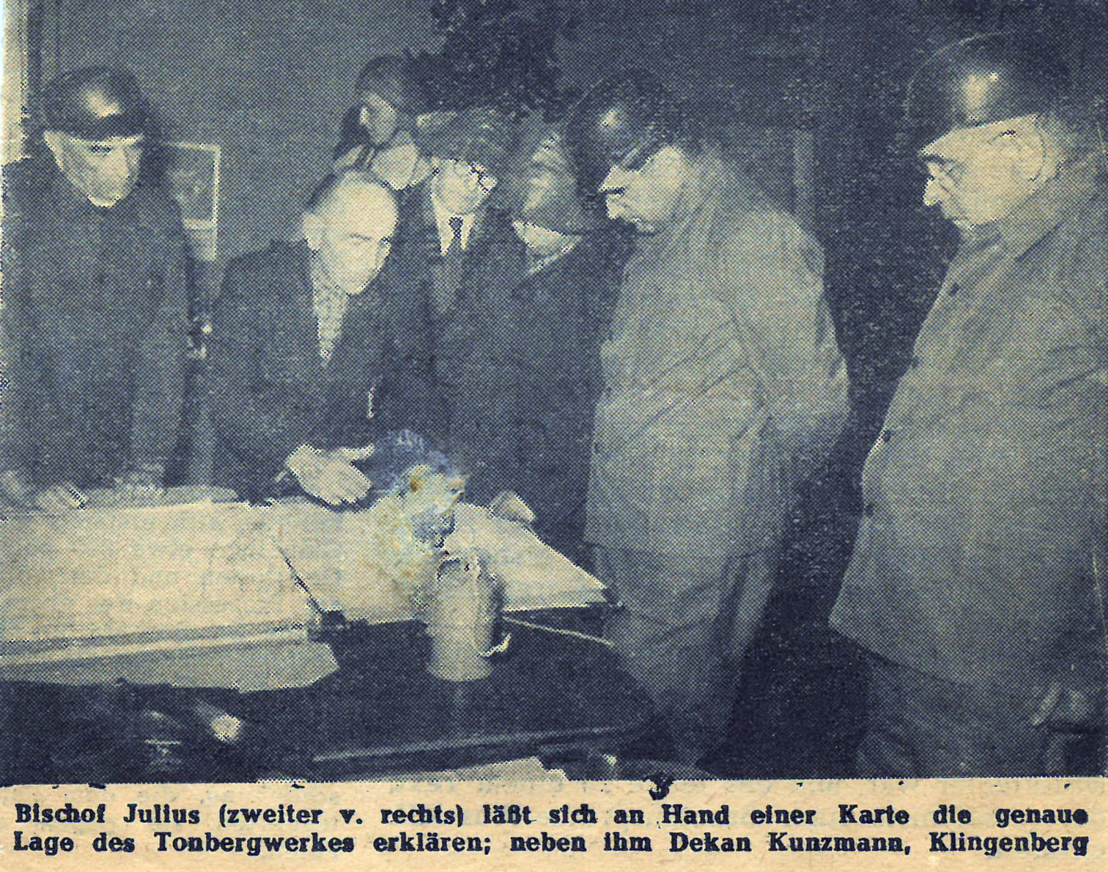 Bischof Julius Döpfner lässt sich die Lage der unterirdischen Abbaustätten erklären