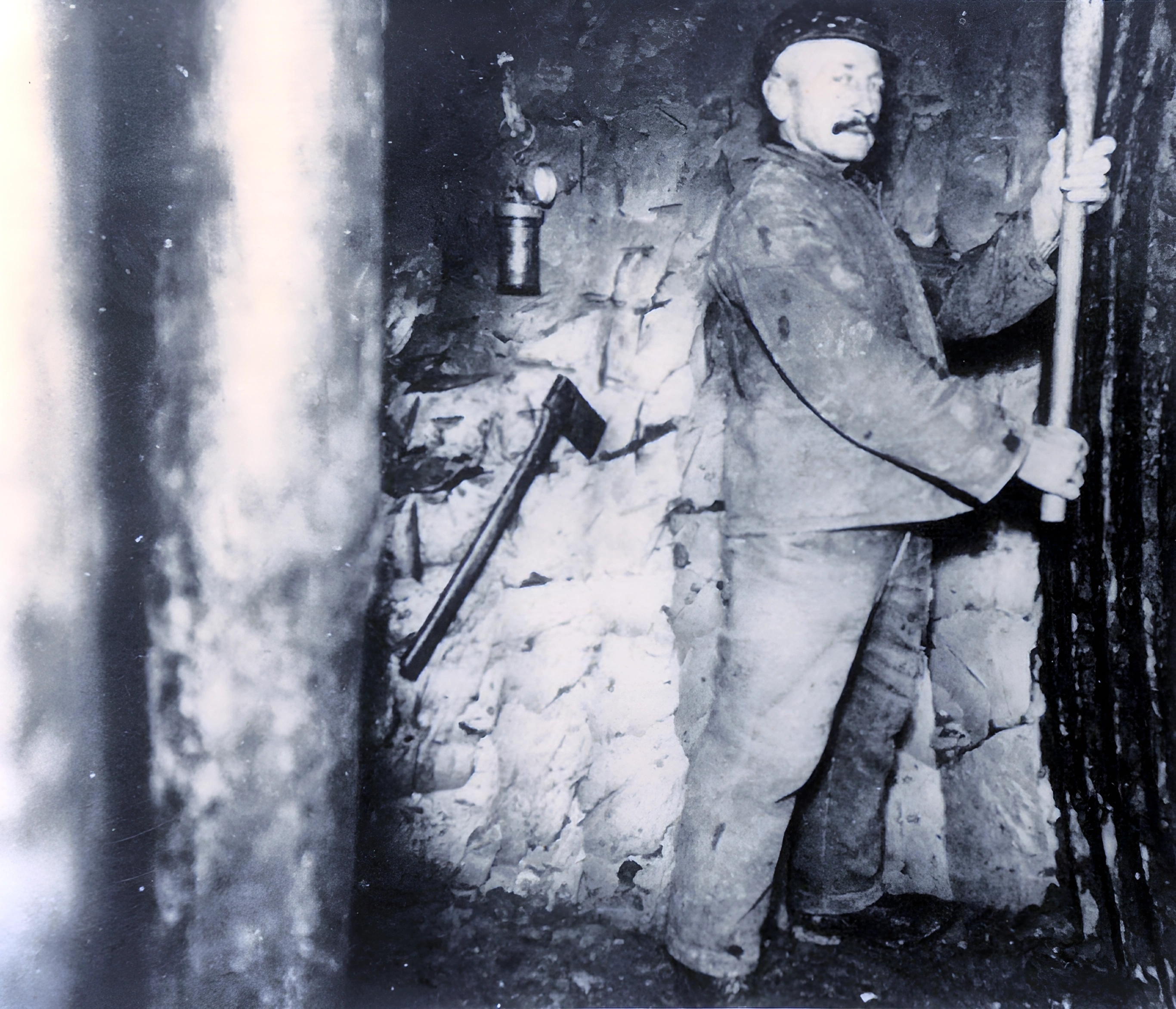 Ein Hauer bei der Arbeit Untertage um 1900