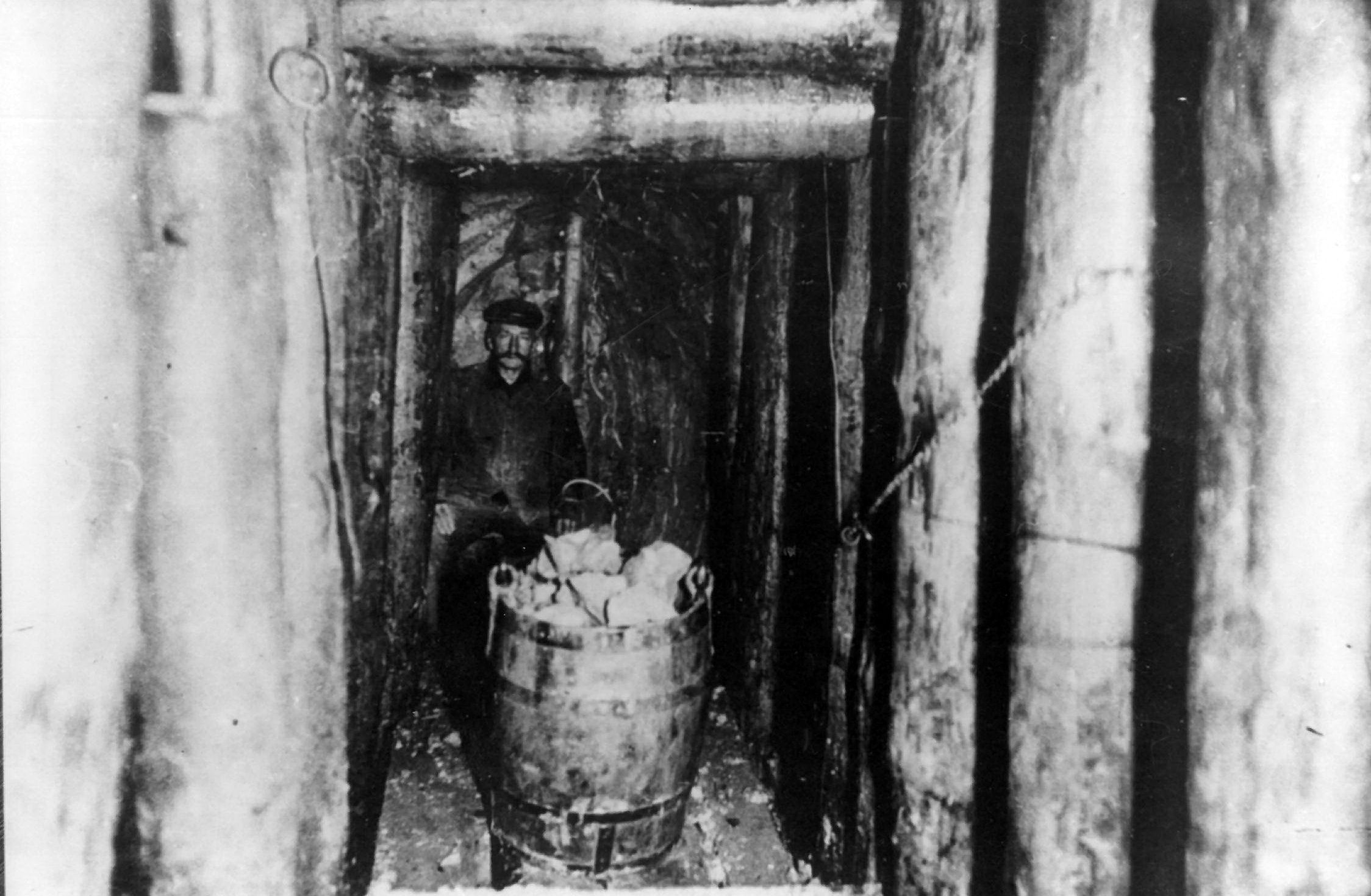 Hauer mit gefülltem Holzfass um 1900