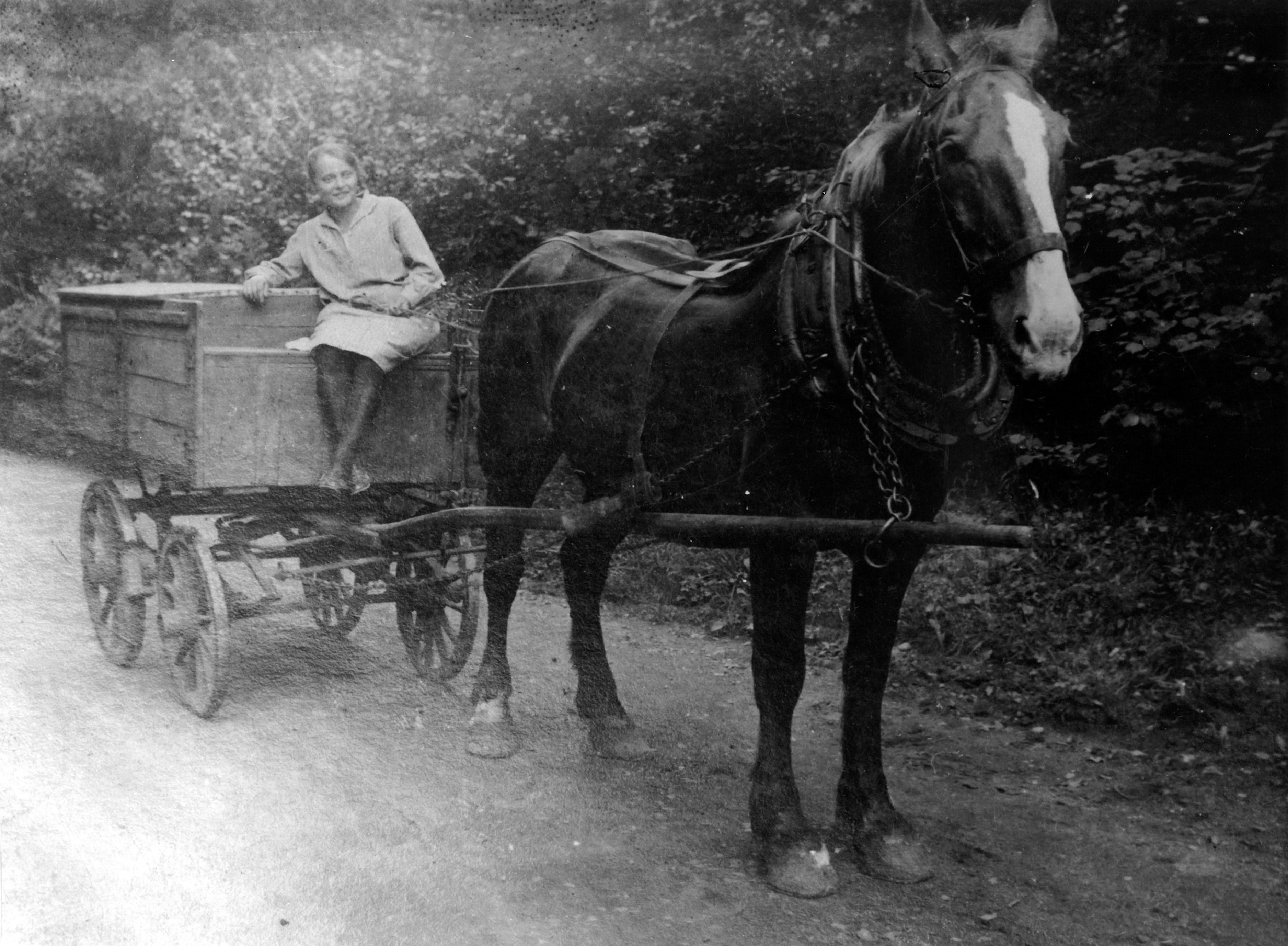 Wally Vill (verh. Liebler) bringt das Essen zum Bergwerk.