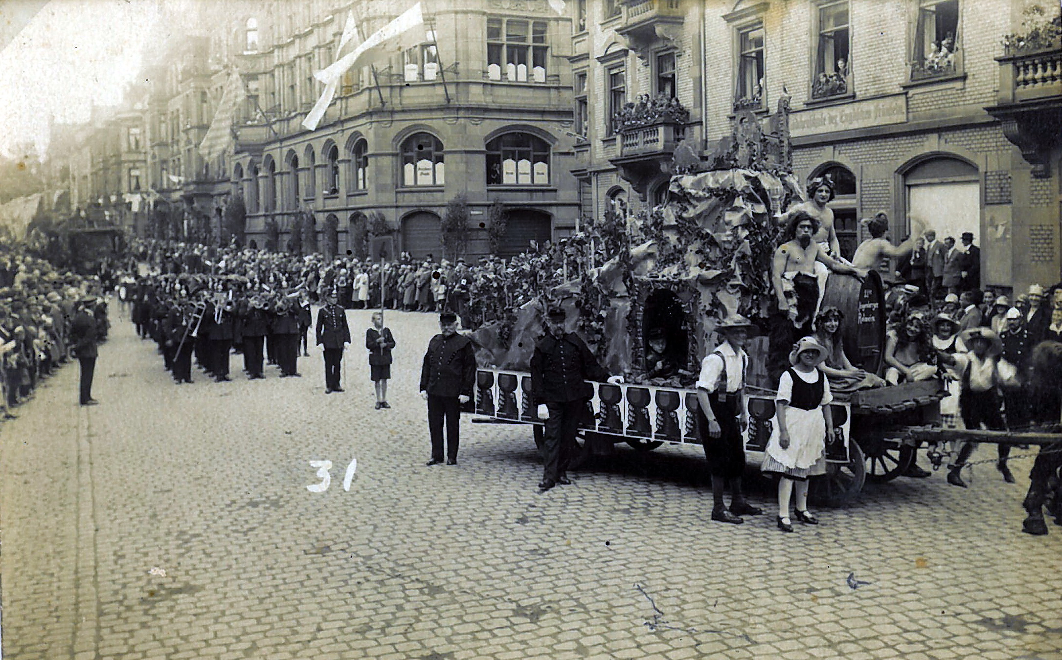 1927 200 Festzug in Aschaffenburg mit Festwagen des Klingenberger Tonbergwerks 1927