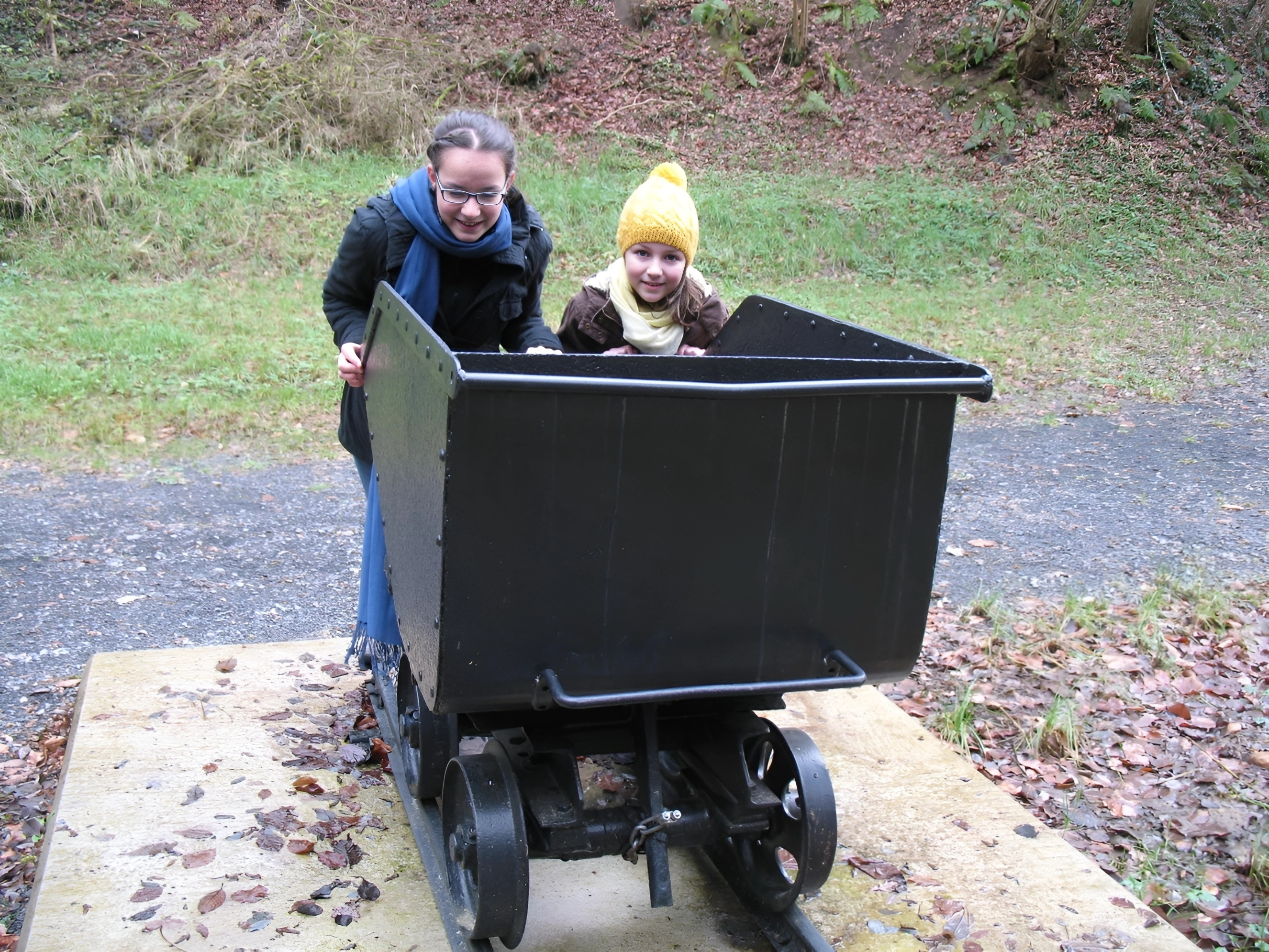 Julia und Eva Pfister in der Position von schiebenden Bergleuten