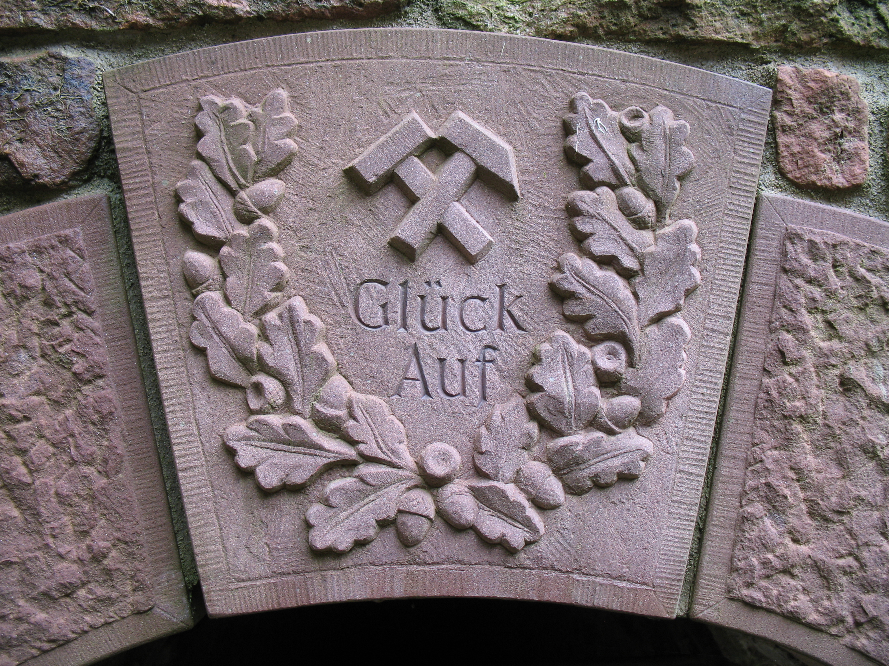 Das Wappen der Bergleute über dem alten Mundloch