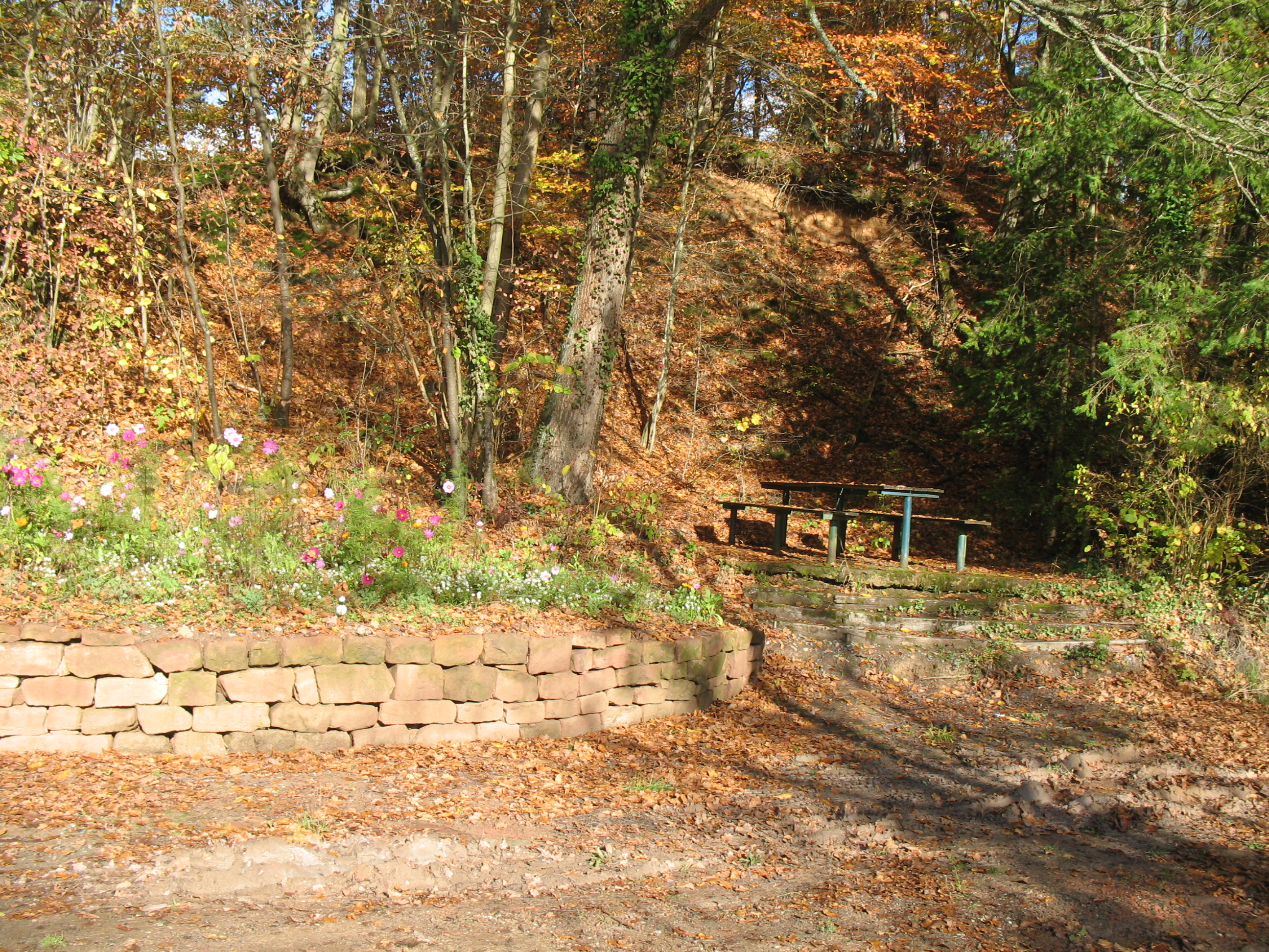 Am Eingang des ehem. Abbaugeländes gibt es noch eine Raststation für Wanderer