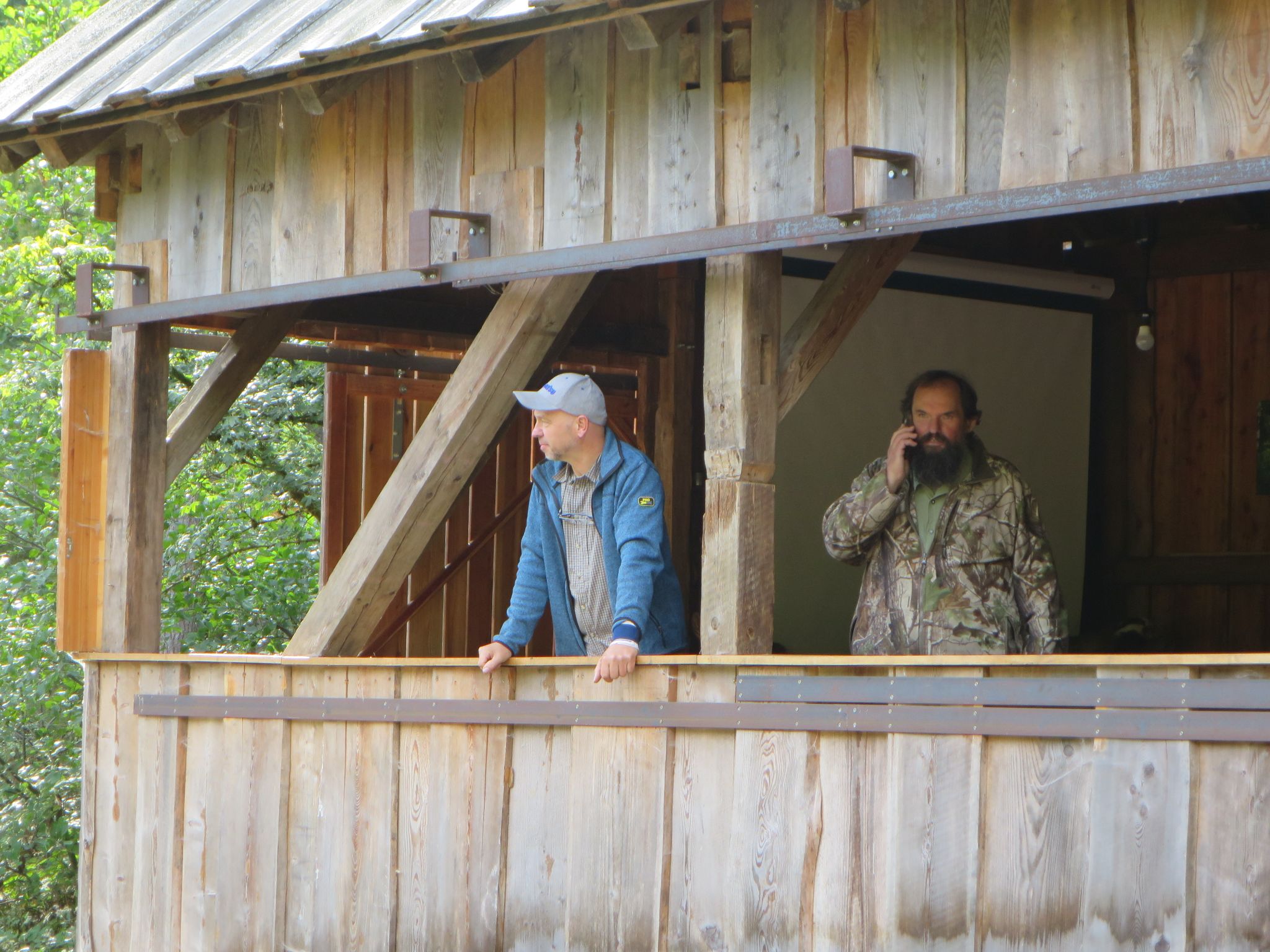 Dominik Ludwig und Michael Mendel in der Schutzhütte der Naturschutzstation