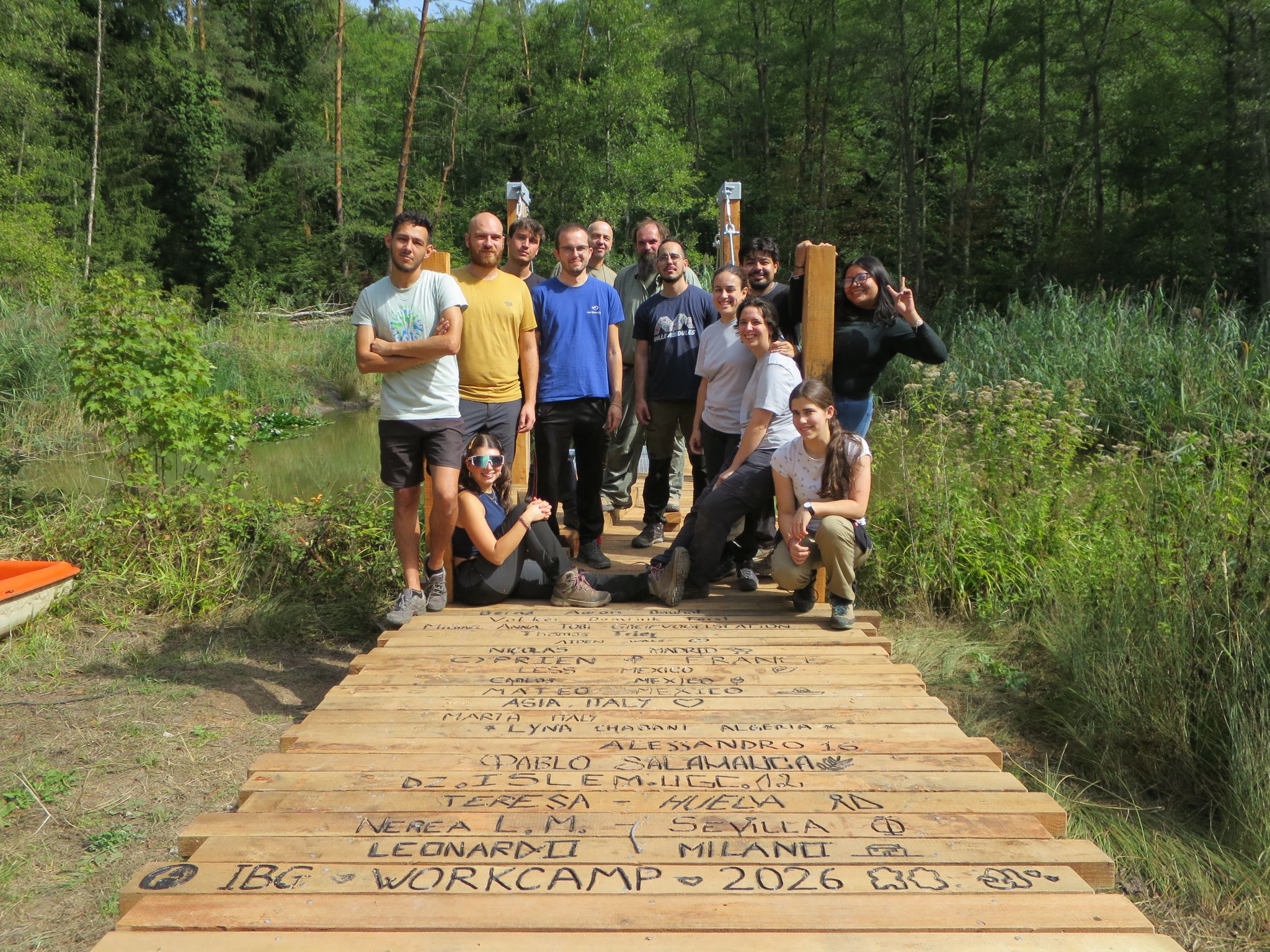 Gruppenfoto auf dem neuen Steg