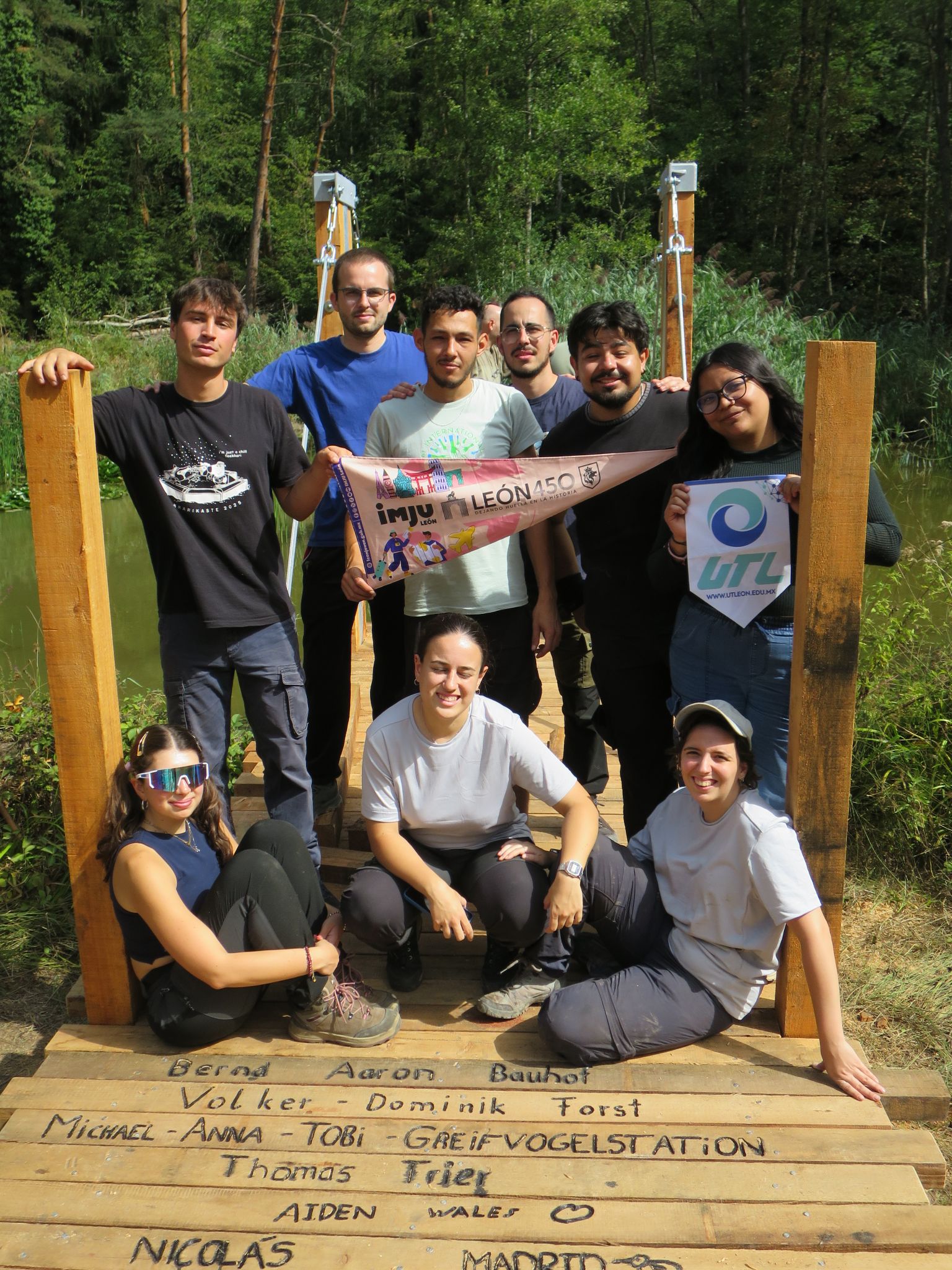 Gruppenfoto auf dem neuen Steg