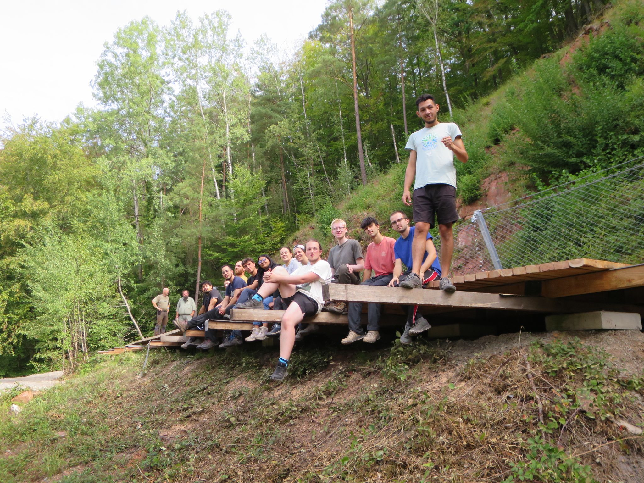 Gruppenfoto auf dem neuen Steg