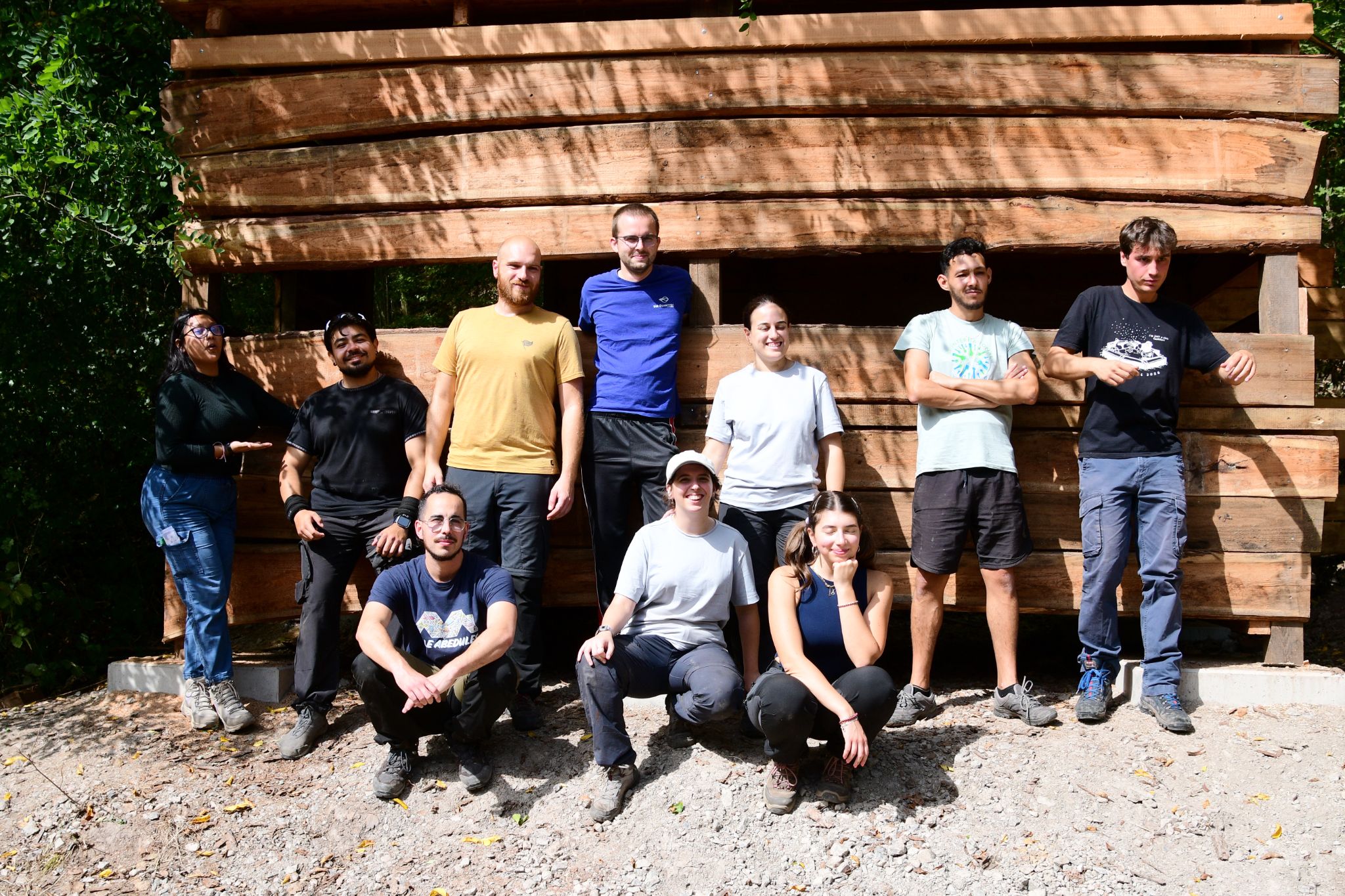 Gruppenfoto vor der Naturbeobachtungshütte