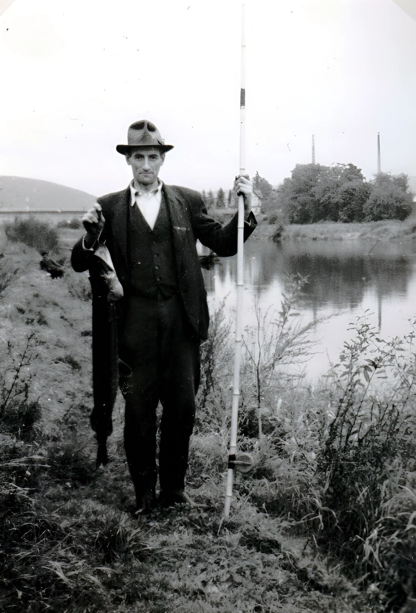 Anton Lüft mit "Schwanzbeißer" 1955 am Klingenberger Mainufer