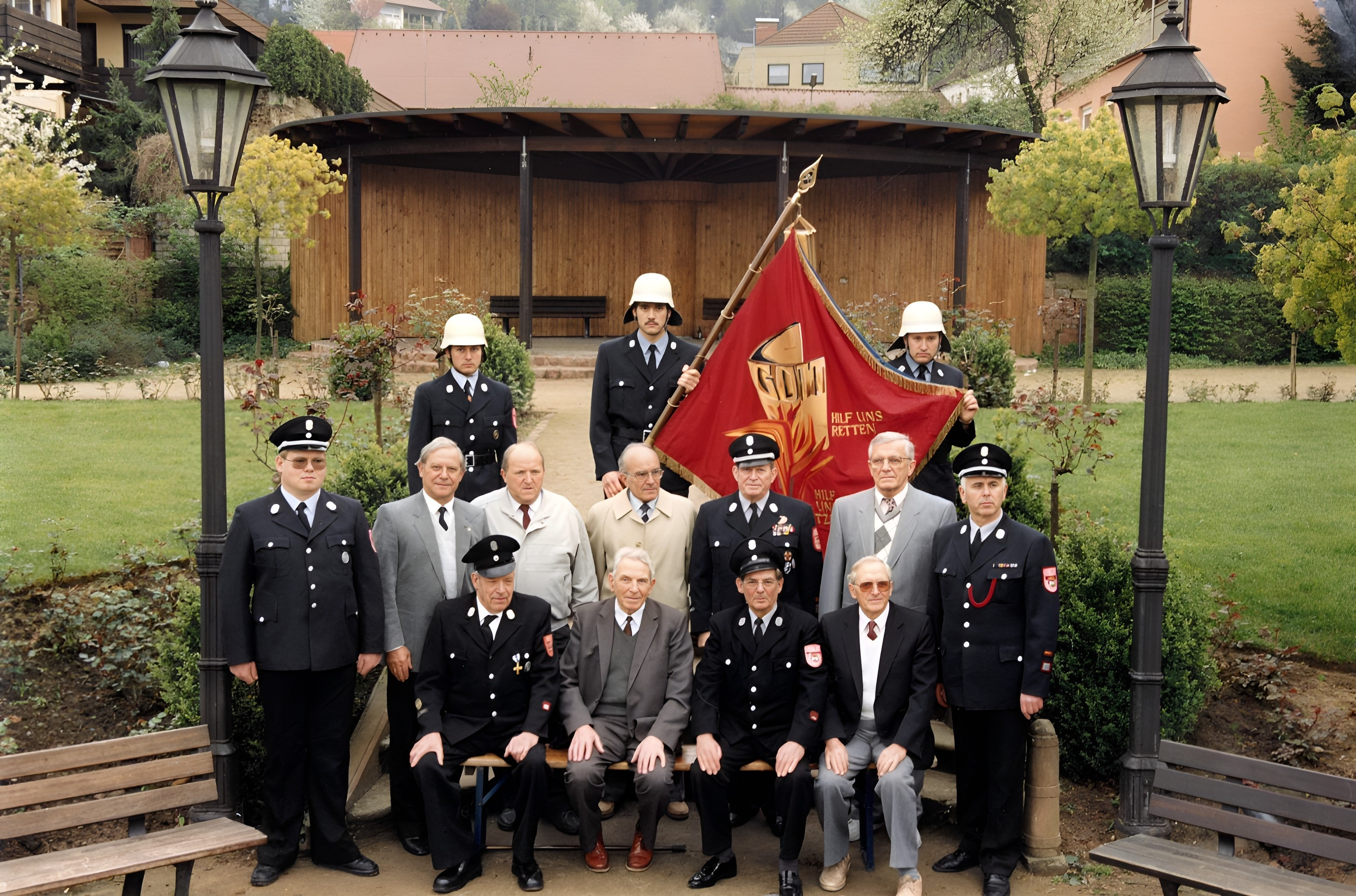 Gruppenfoto im Rosengarten anl. Feuerwehrfest