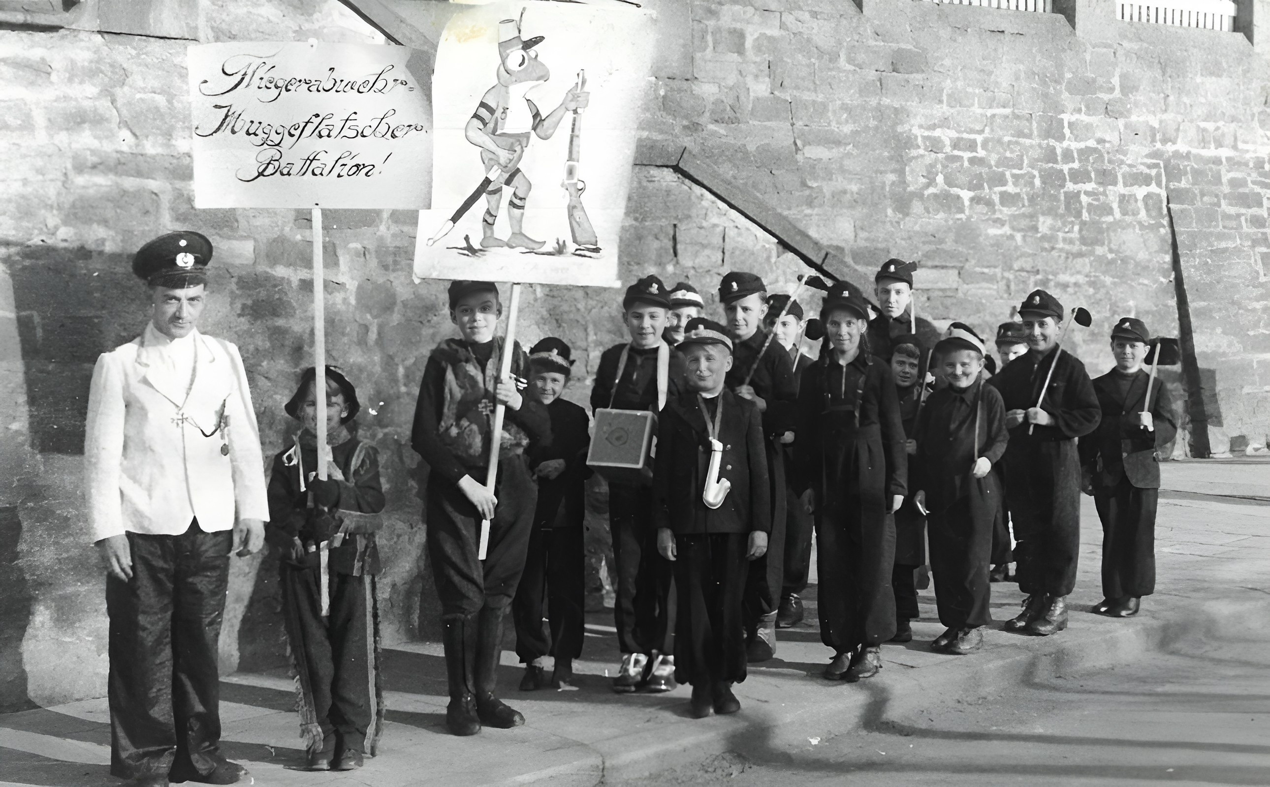 Das Fliegerabwehr-Muggeflatscher-Bataillon am Aufgang zum alten Forstamt in der Ludwigstraße