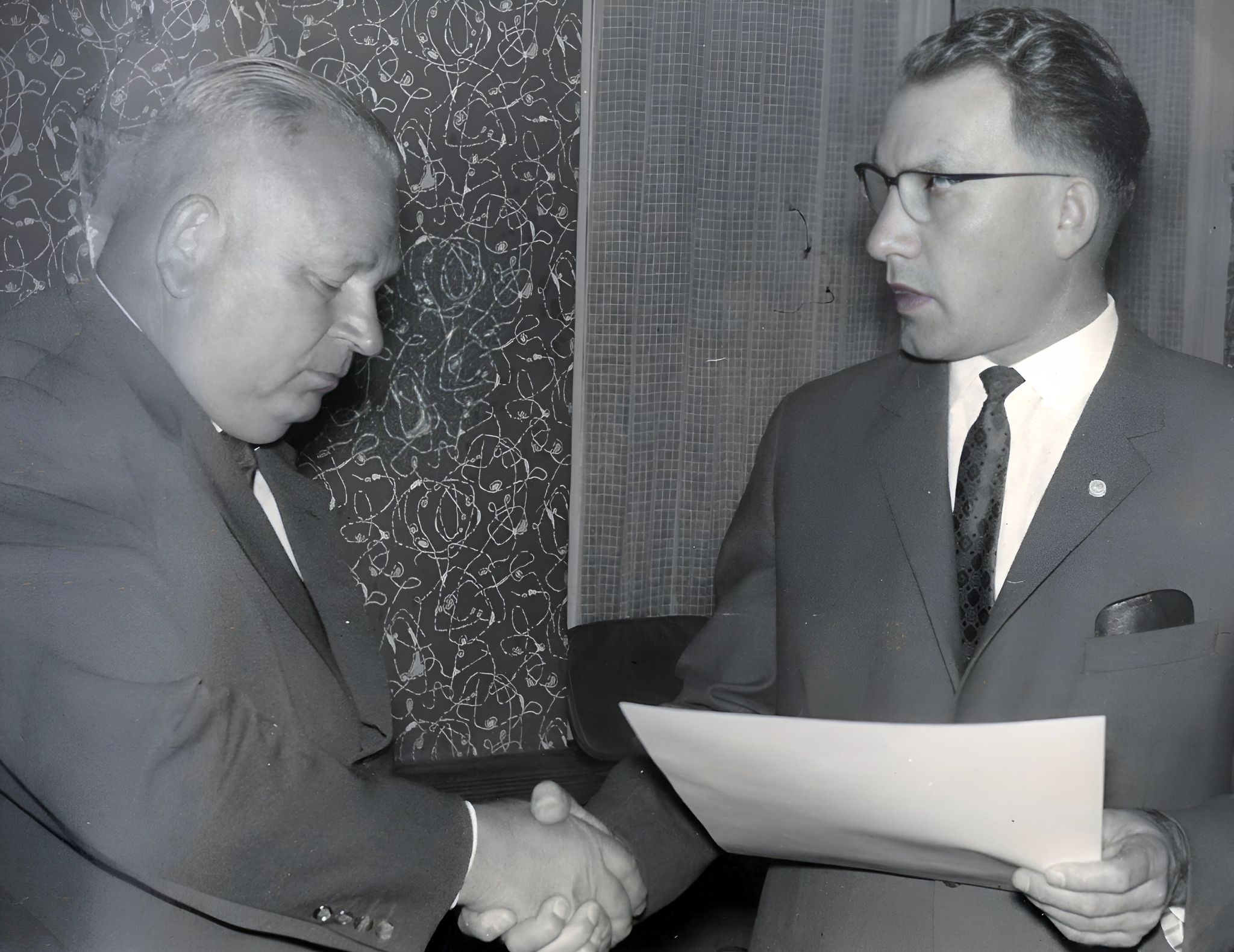 Seppl Vill wird vom Vorsitzenden Erich Kleinmeier zum Ehrenvorsitzenden ernannt