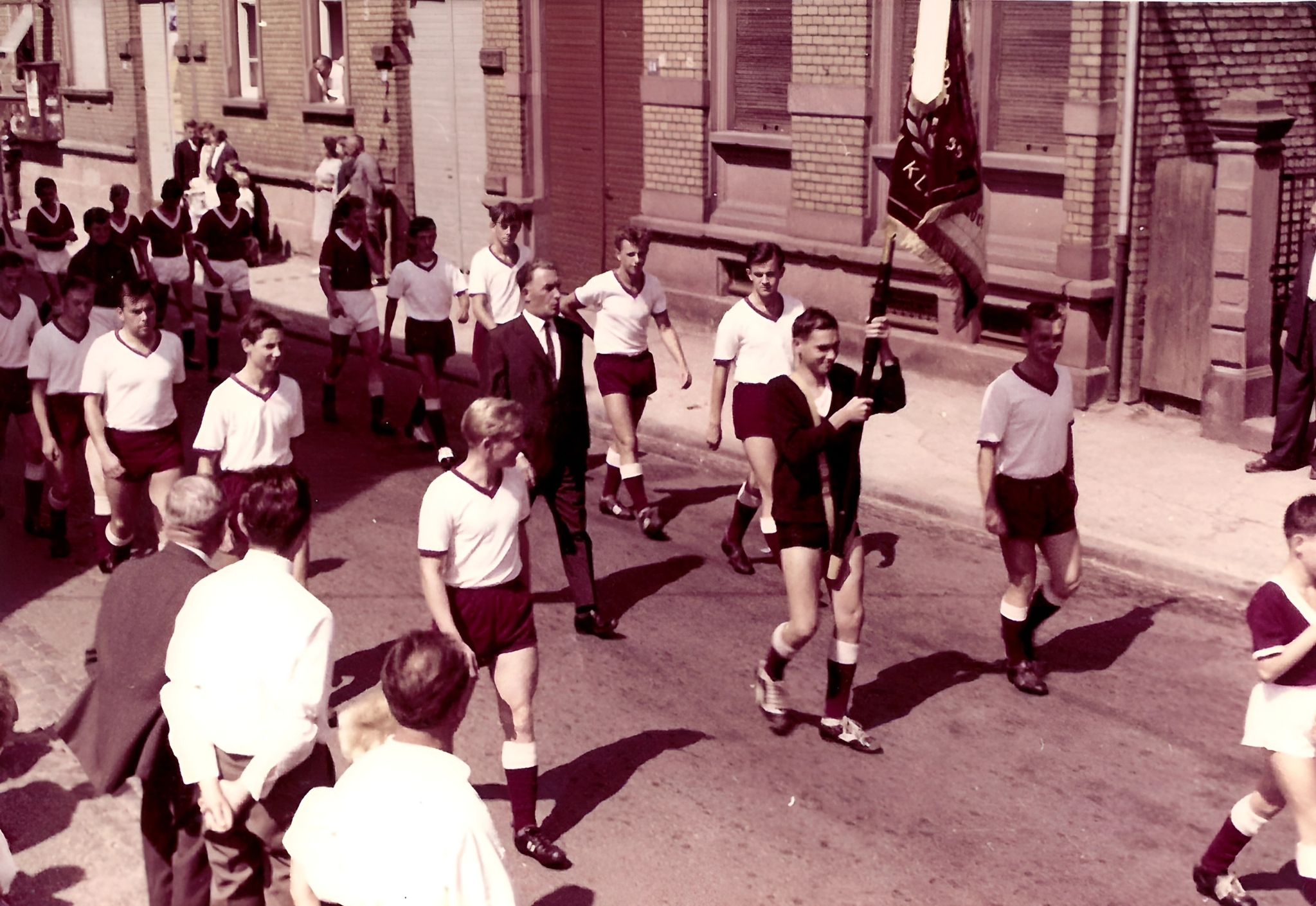 Beim Festzug "100 Jahre Feuerwehr Klingenberg" 1964