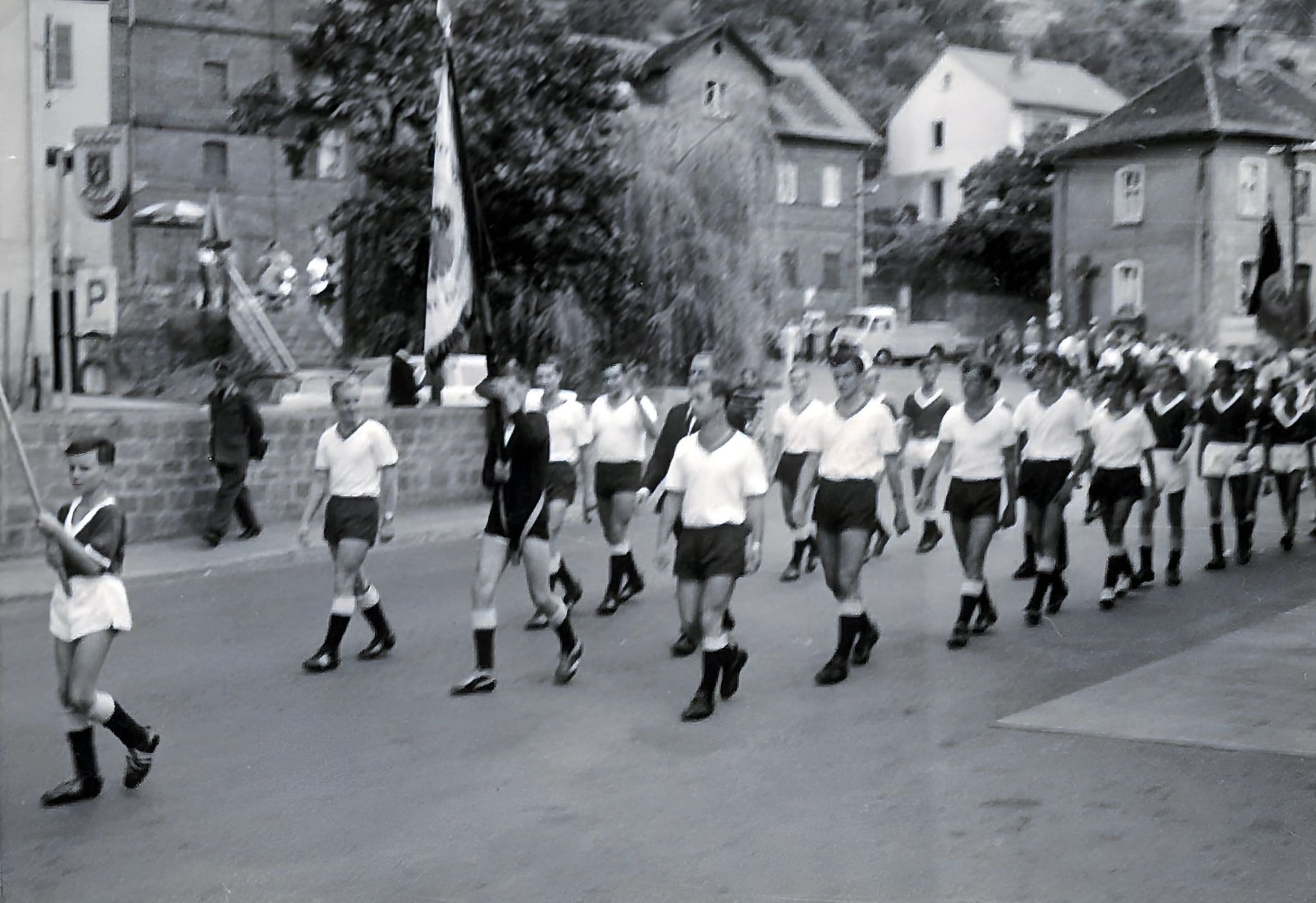 Beim Festzug "100 Jahre Feuerwehr Klingenberg" 1964