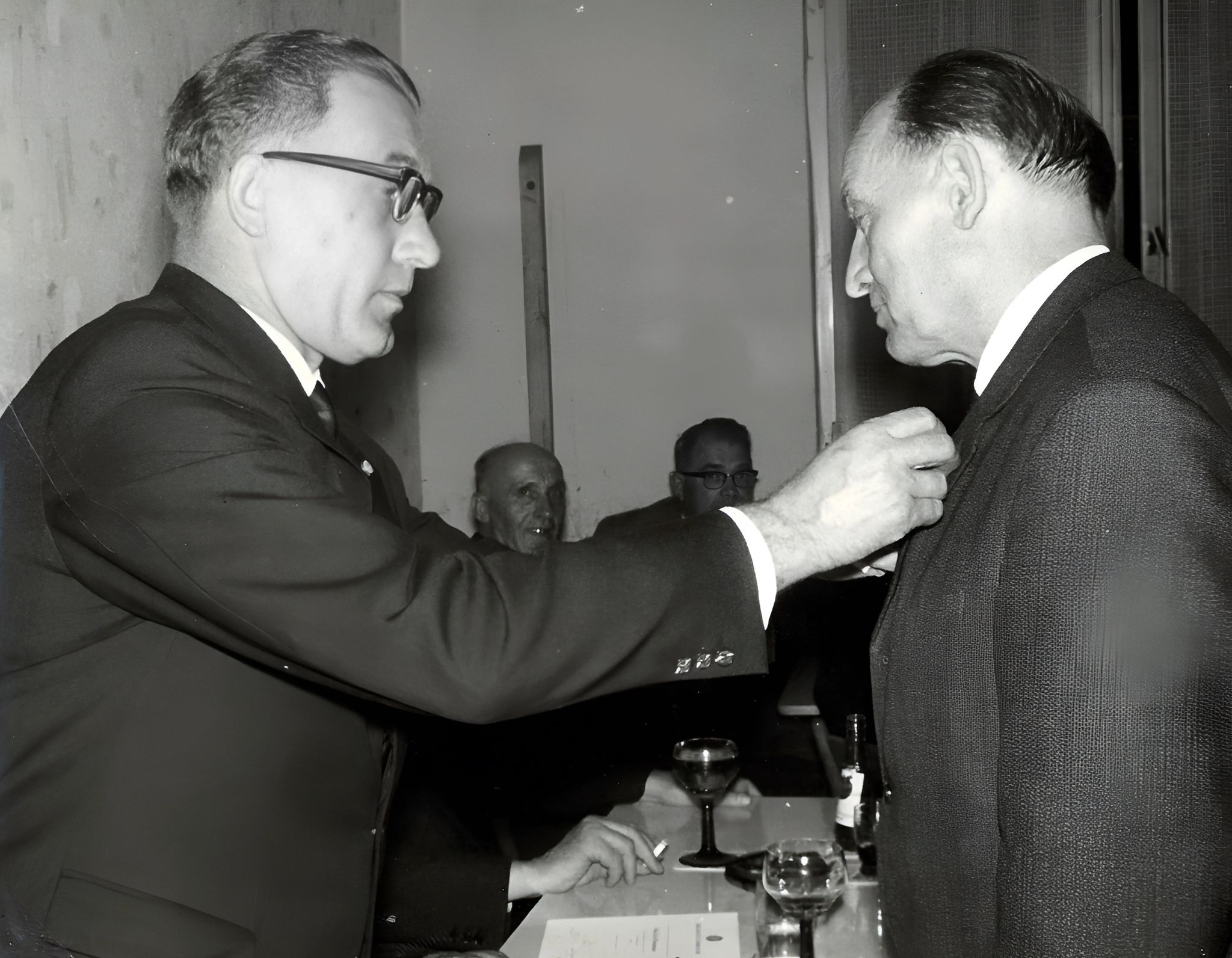 Rektor Hugo Vill wird mit der Ehrennadel in Gold ausgezeichnet