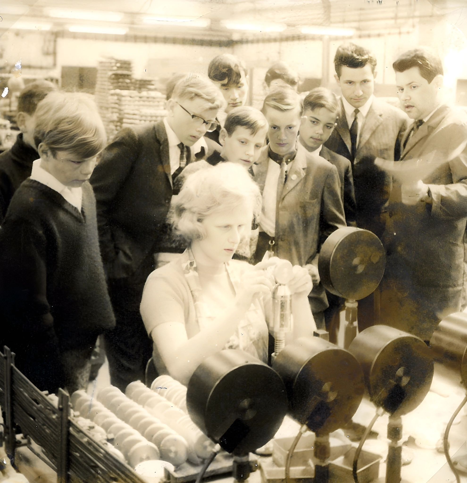 Die Fußballjungend bei einer Betriebsbesichtigung der Manometerfabrik Wiegand 1966