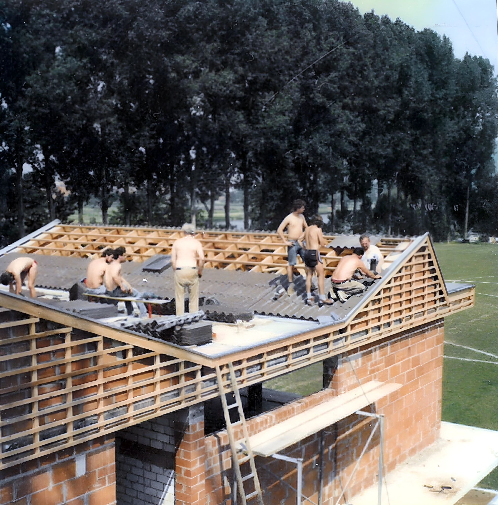 Beim Eindecken des Daches