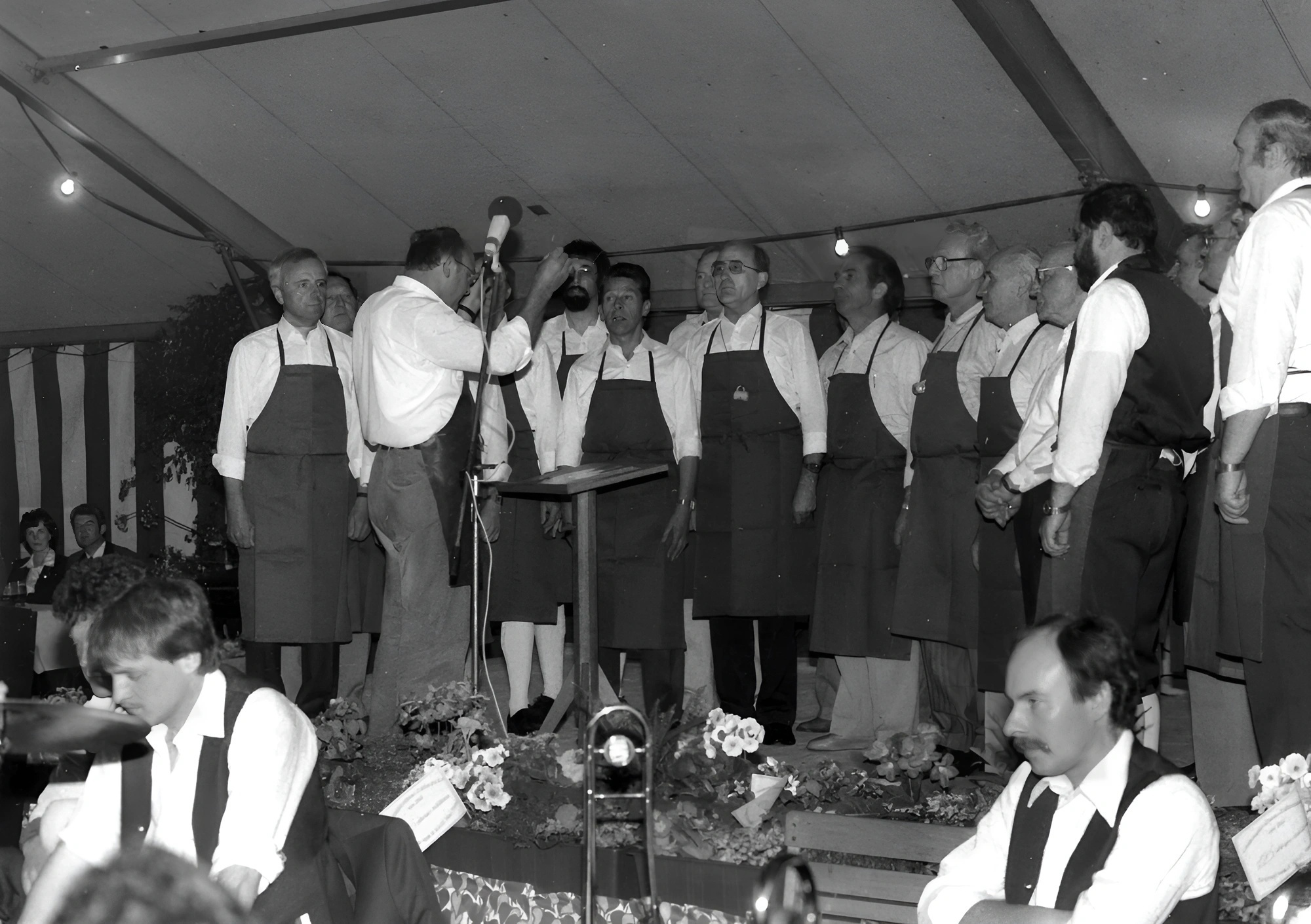 Auftritt des Männerchores im Festzelt des Gesangvereins "Flora-Hamburg-Zollenspieker" im Mai 1986