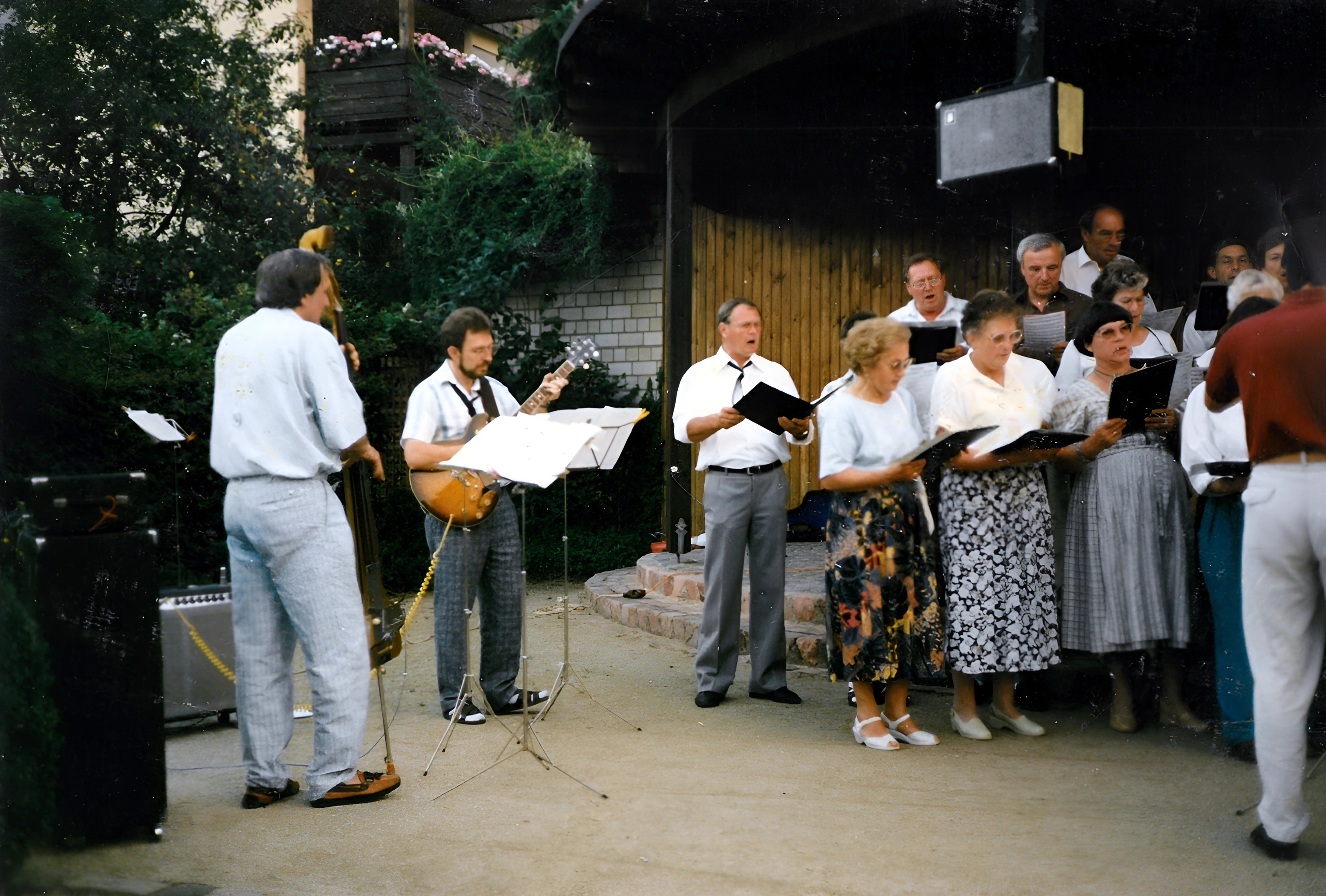 Auftritt des gemischten Chores im Rosengarten im August 1989