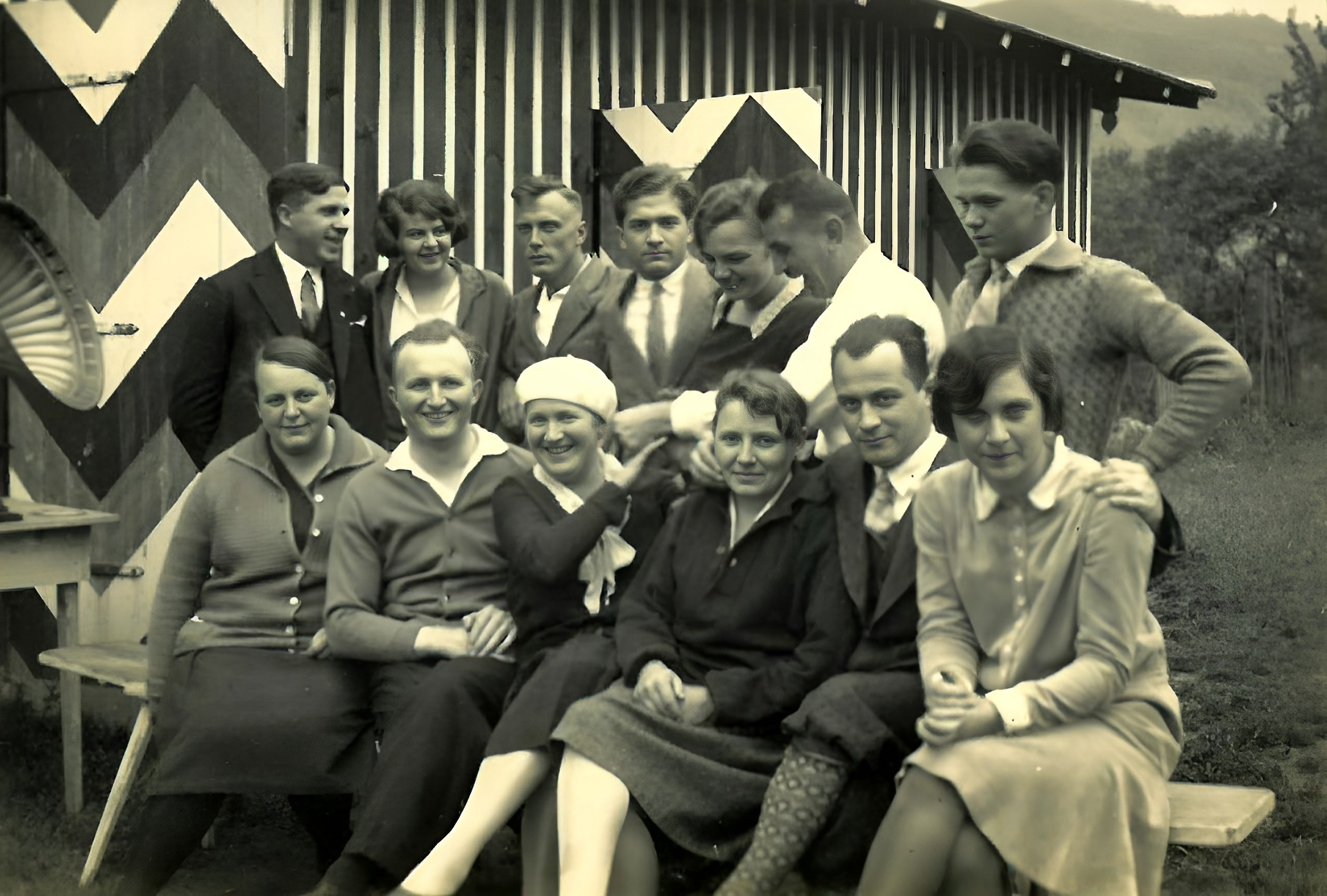Gruppenfoto am Bootshaus um 1930