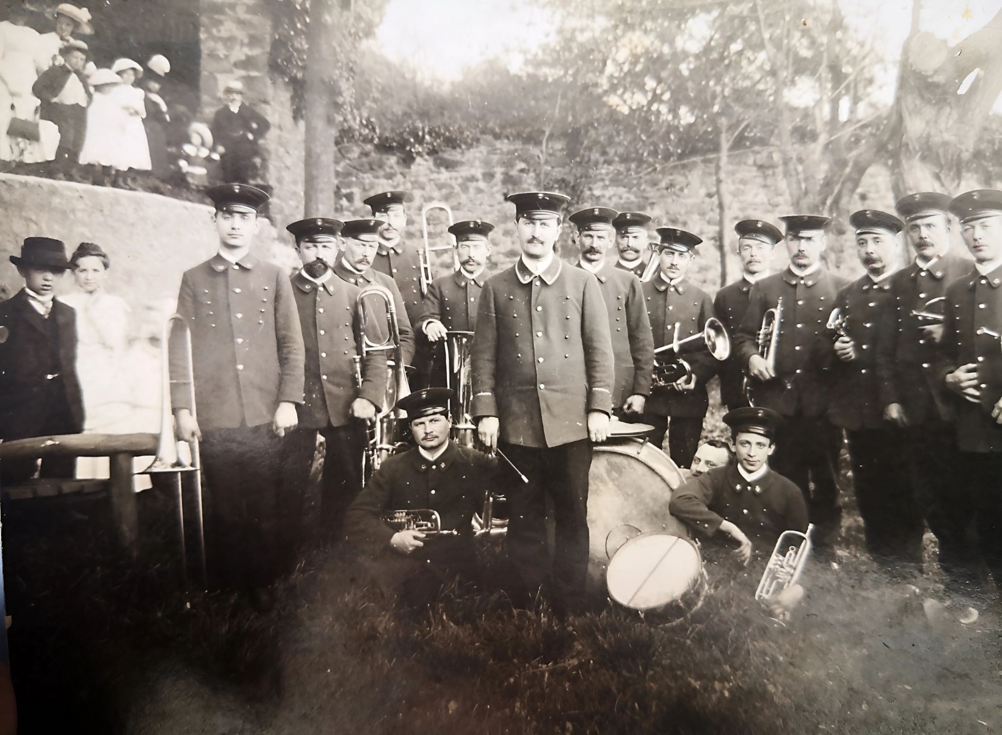 Gruppenbild der "Stadtkapelle" auf der Burgterrasse