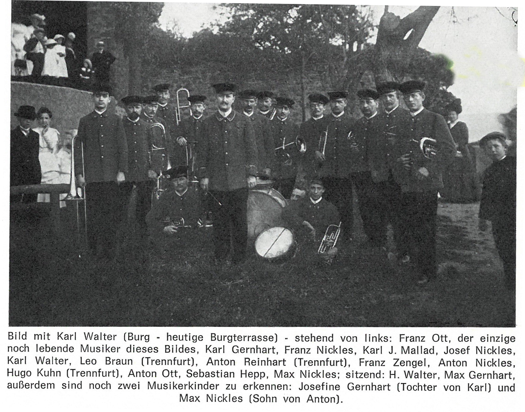 Gruppenbild der "Stadtkapelle" auf der Burgterrasse mit Namen