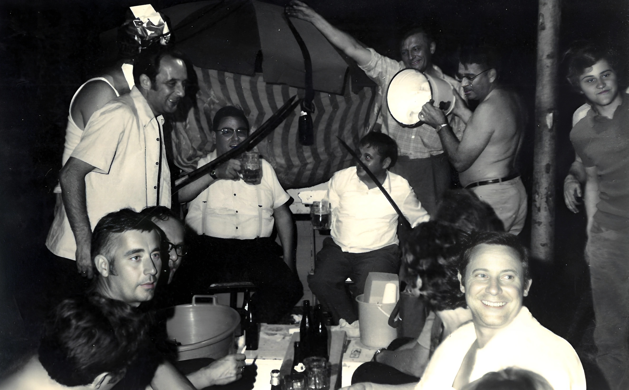 Ausgelassene Stimmung beim Abbau des Festzeltes auf der Clingenburg 1968 oder 1969