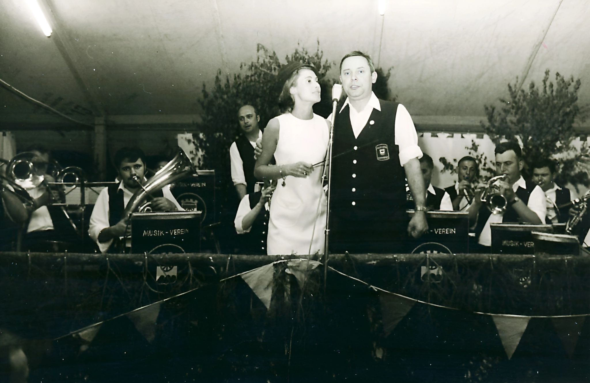 Ursula Wiegand und Karl Gernhart beim Betriebsfest der Fa. Wiegand 1970