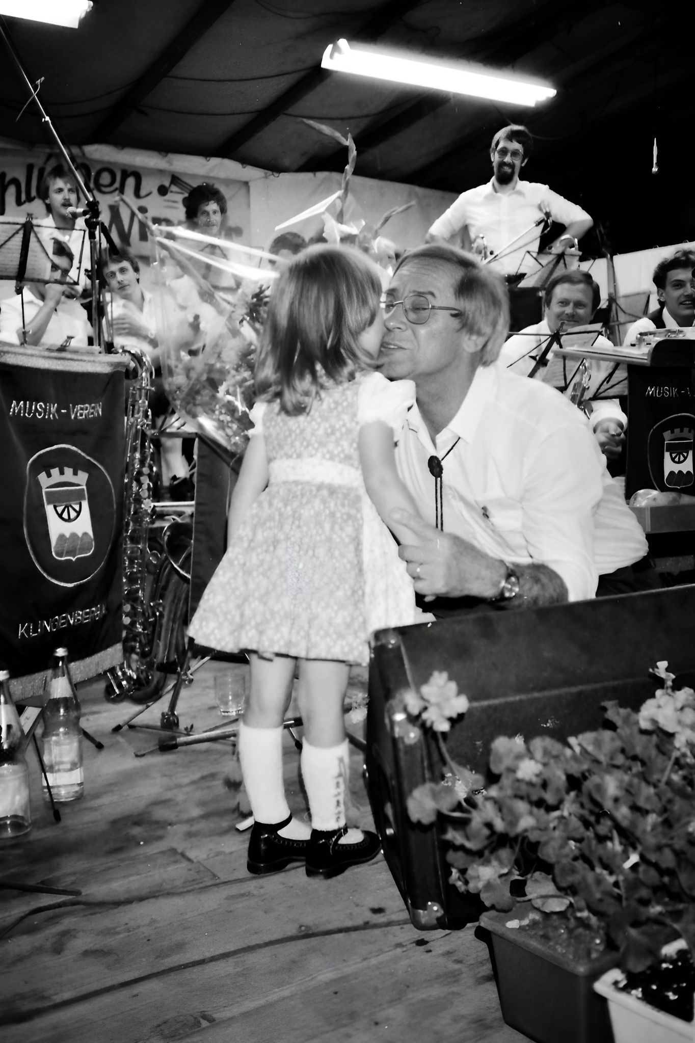 Karl Gernhart bedankt sich bei einer "Nachwuchsmusikerin" 1982