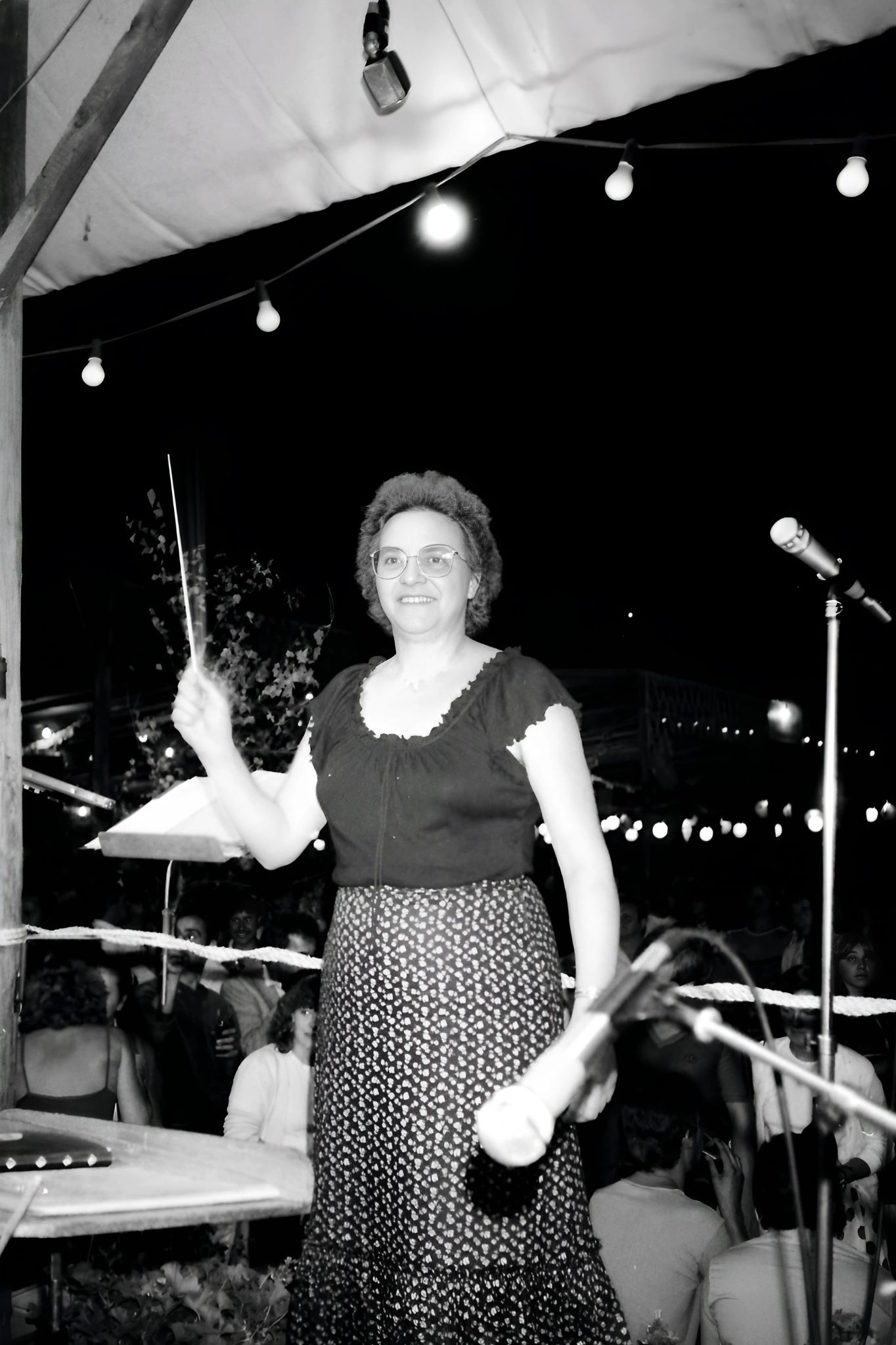 Lotte Henning, die Frau des Bürgermeisters Willi Henning dirigiert die "Fröhlichen Winzer"