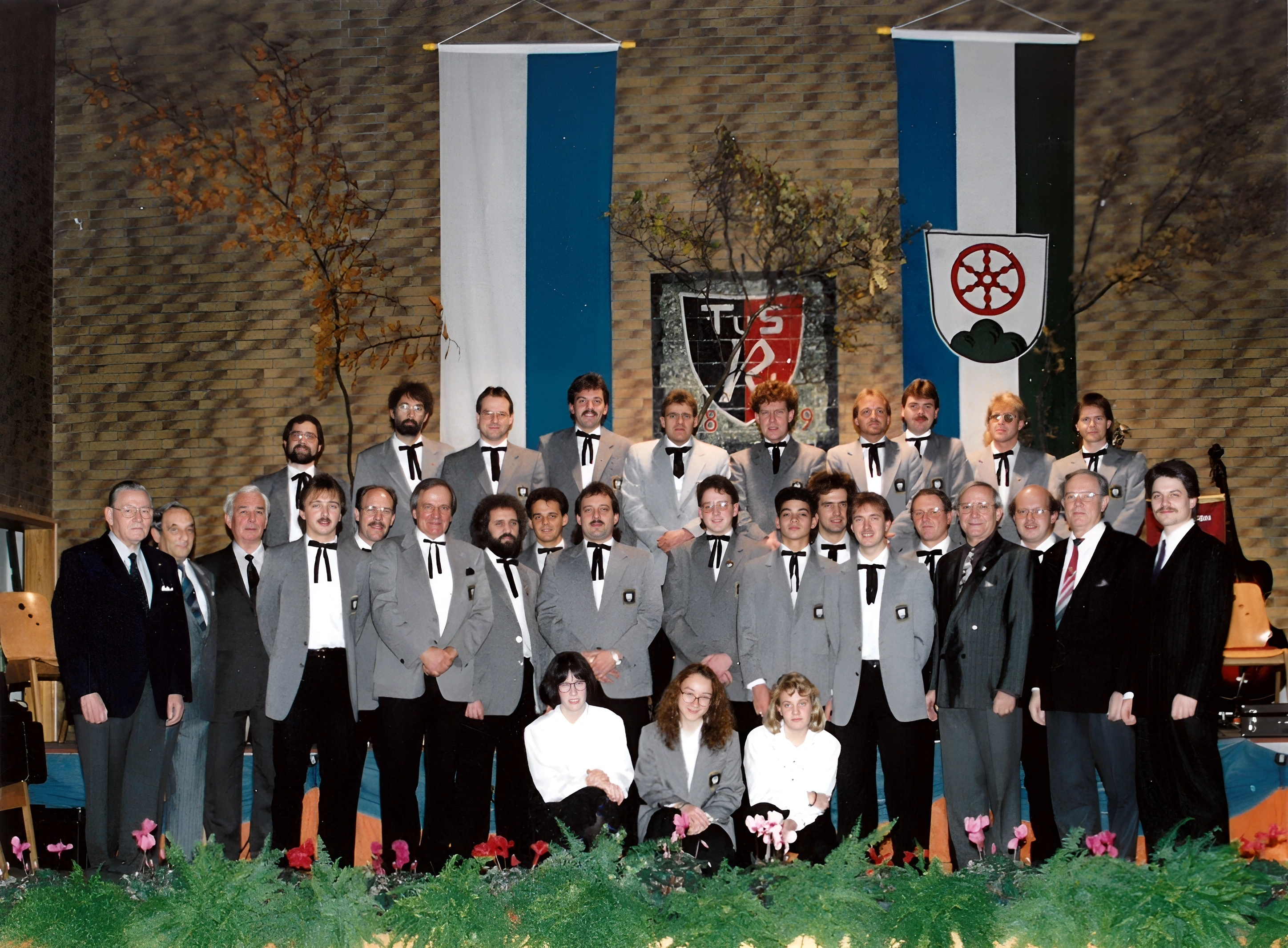 Gruppenfoto anl. eines Konzerts am 17.11.1990 in der TUS-Halle in Röllfeld