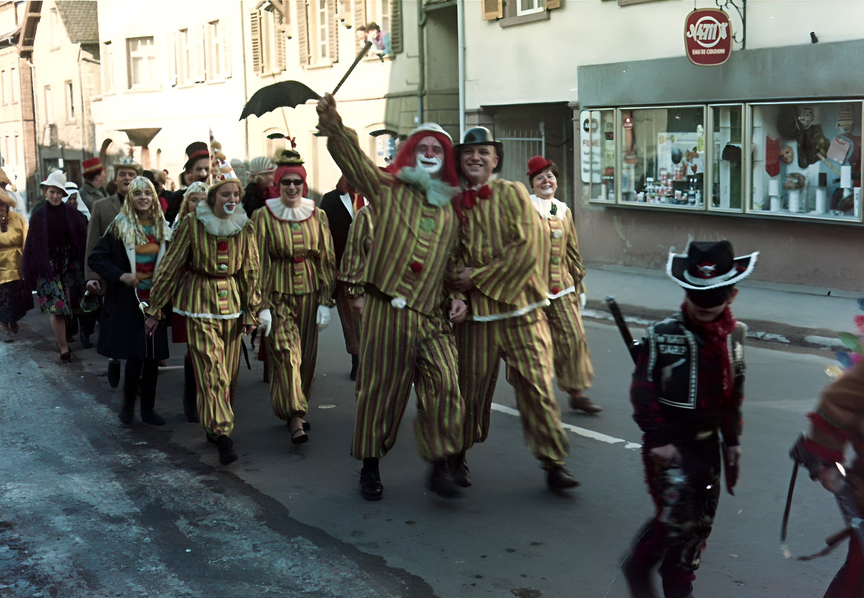 Vor der dem "Foto-Elbert" in der Ludwigstraße. Umzug des Faschingsvereins Saiwassem 1969