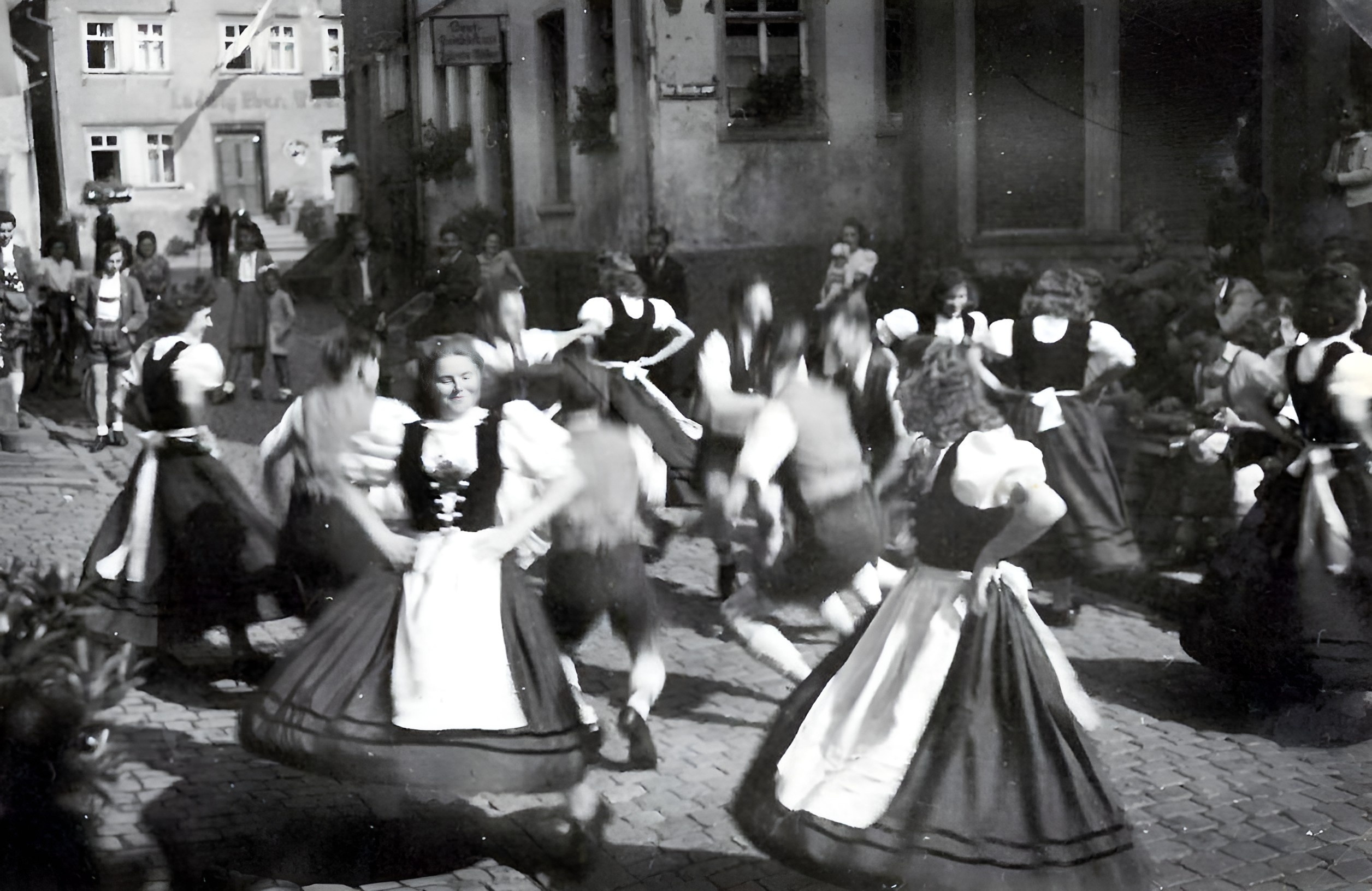 Tanzgruppe des Spessartbundes 1931 in der Hauptstraße in Klingenberg