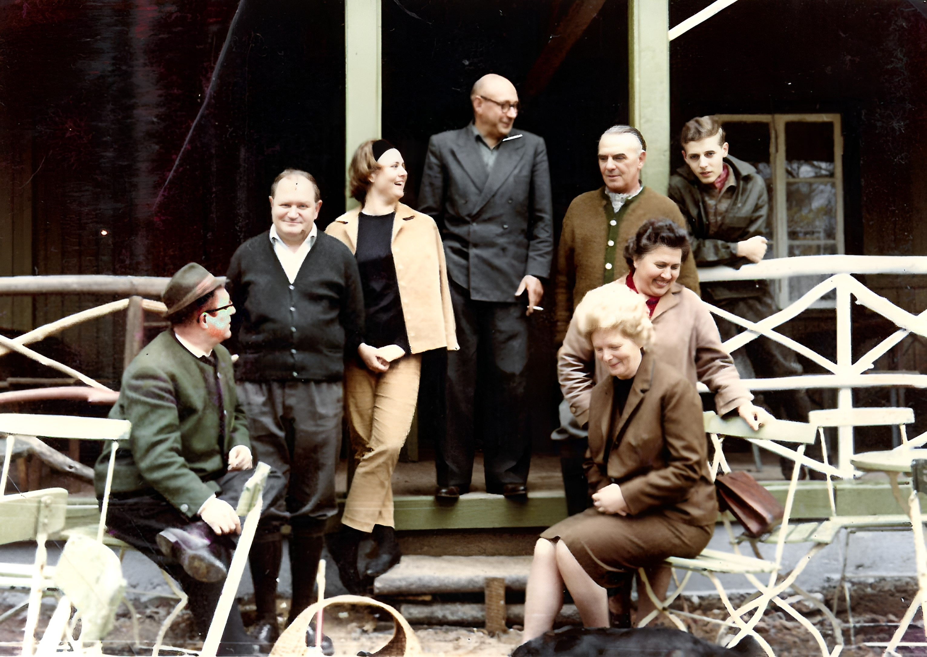Gruppenfoto vor der neuen Schutzhütte 1965