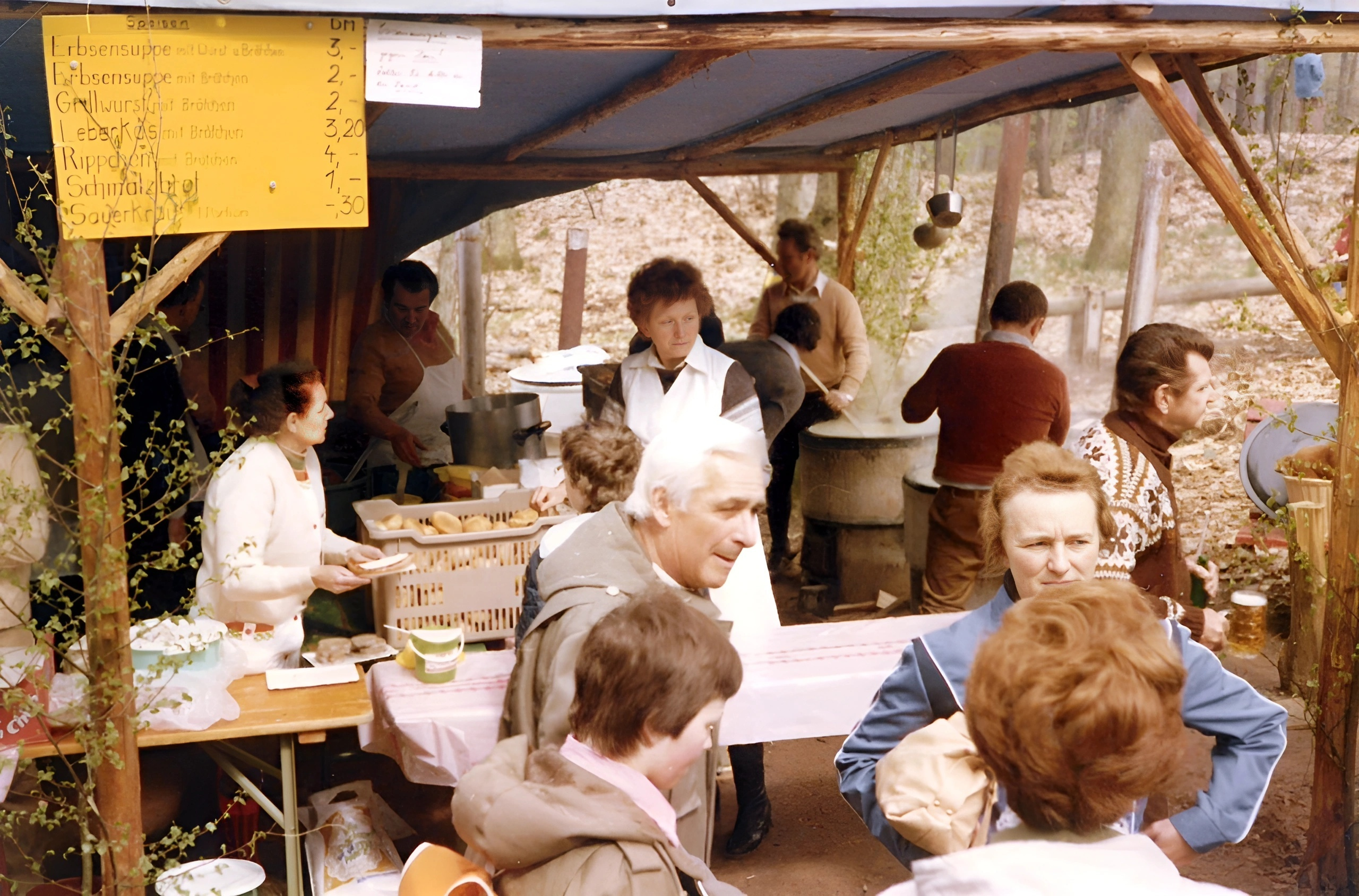 Vorbereitung für das traditionelle Erbsensuppen-Essen am Aussichtsturm