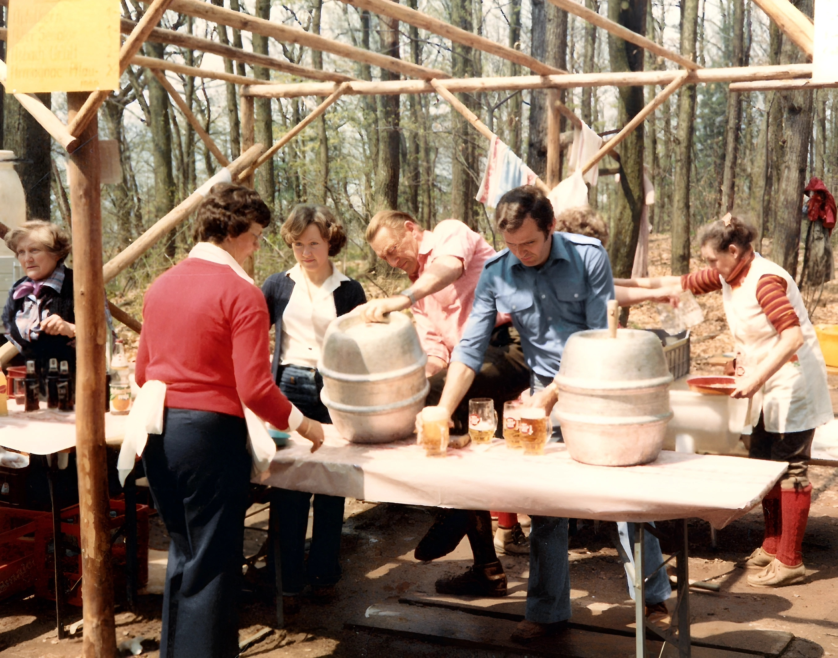 Fleißige Hände beim traditionellen Erbseneintopfessen am 1. Mai 1980 am Aussichtsturm