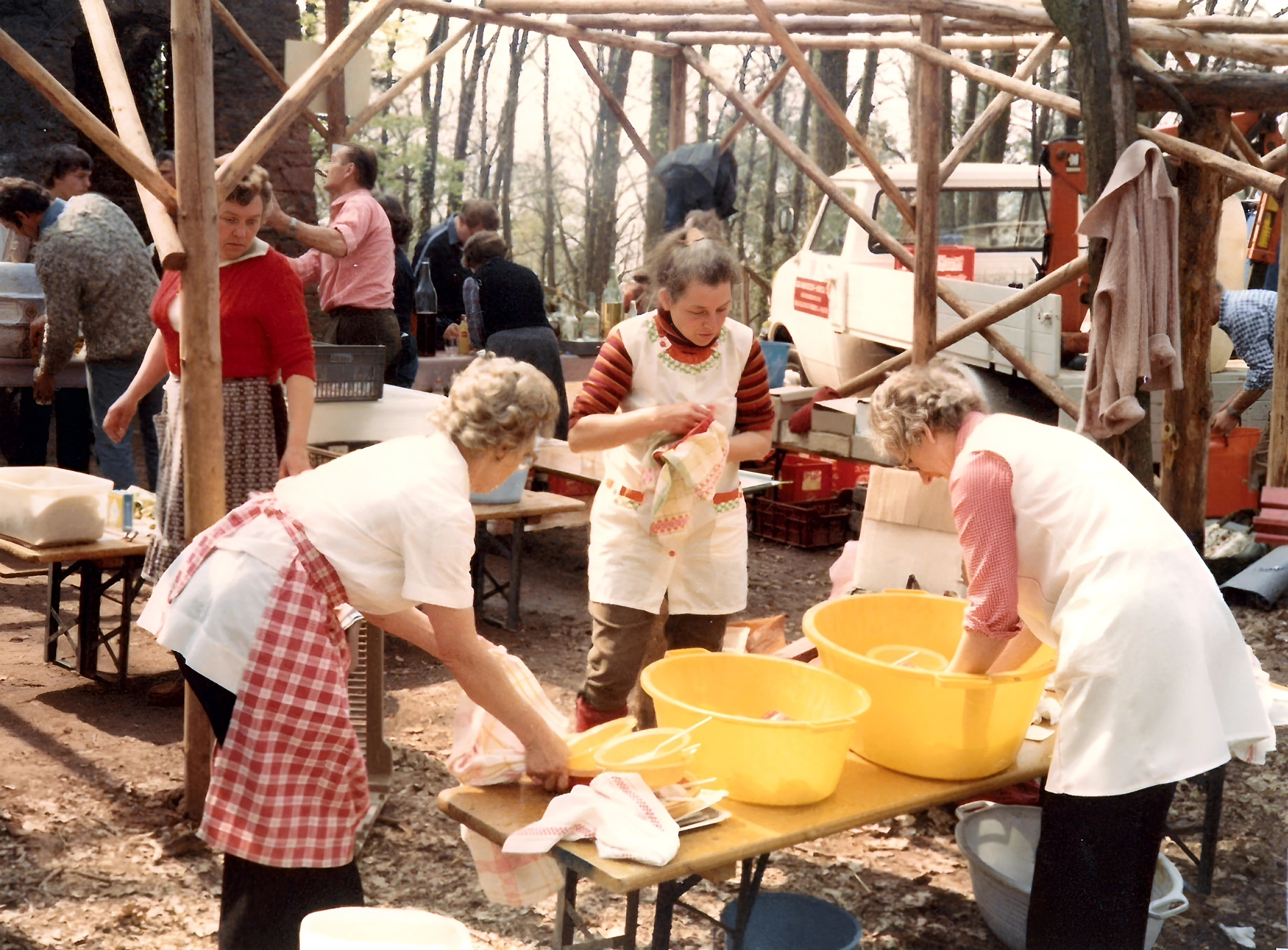 Fleißige Hände beim traditionellen Erbseneintopfessen am 1. Mai 1980 am Aussichtsturm