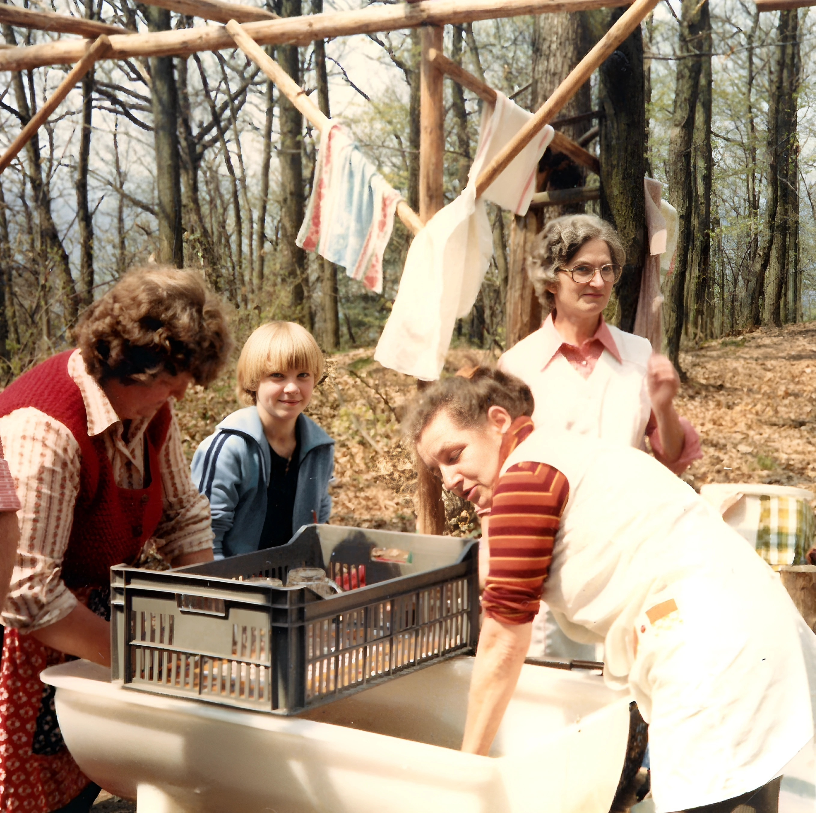 Fleißige Hände beim traditionellen Erbseneintopfessen am 1. Mai 1980 am Aussichtsturm