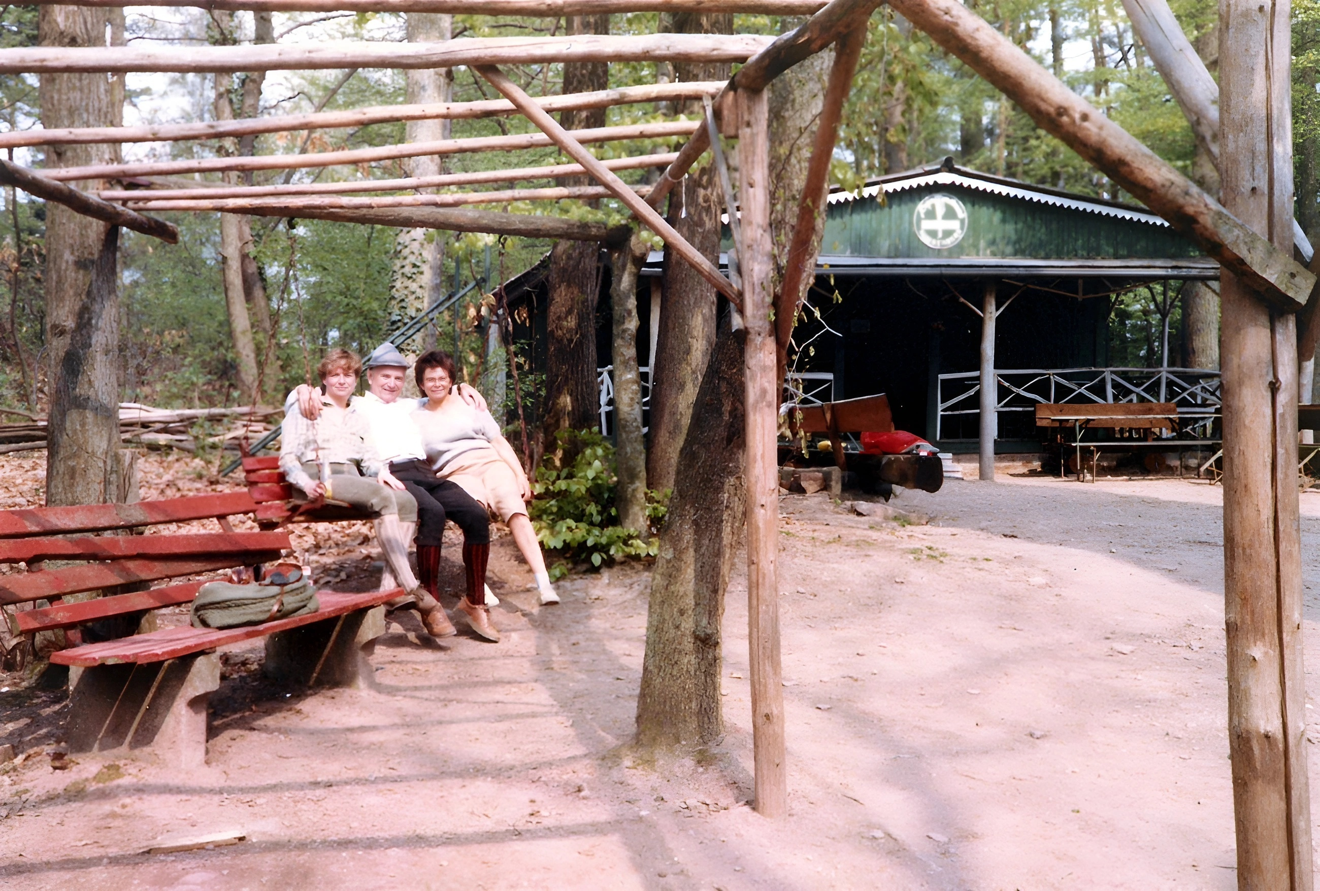 Die Schutzhütte am Aussichtsturm am 04.05.1984