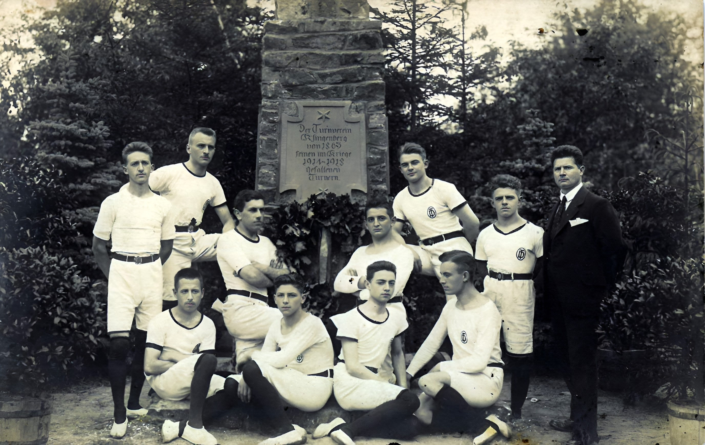 Turnergruppe am Denkmal am Jahnplatz