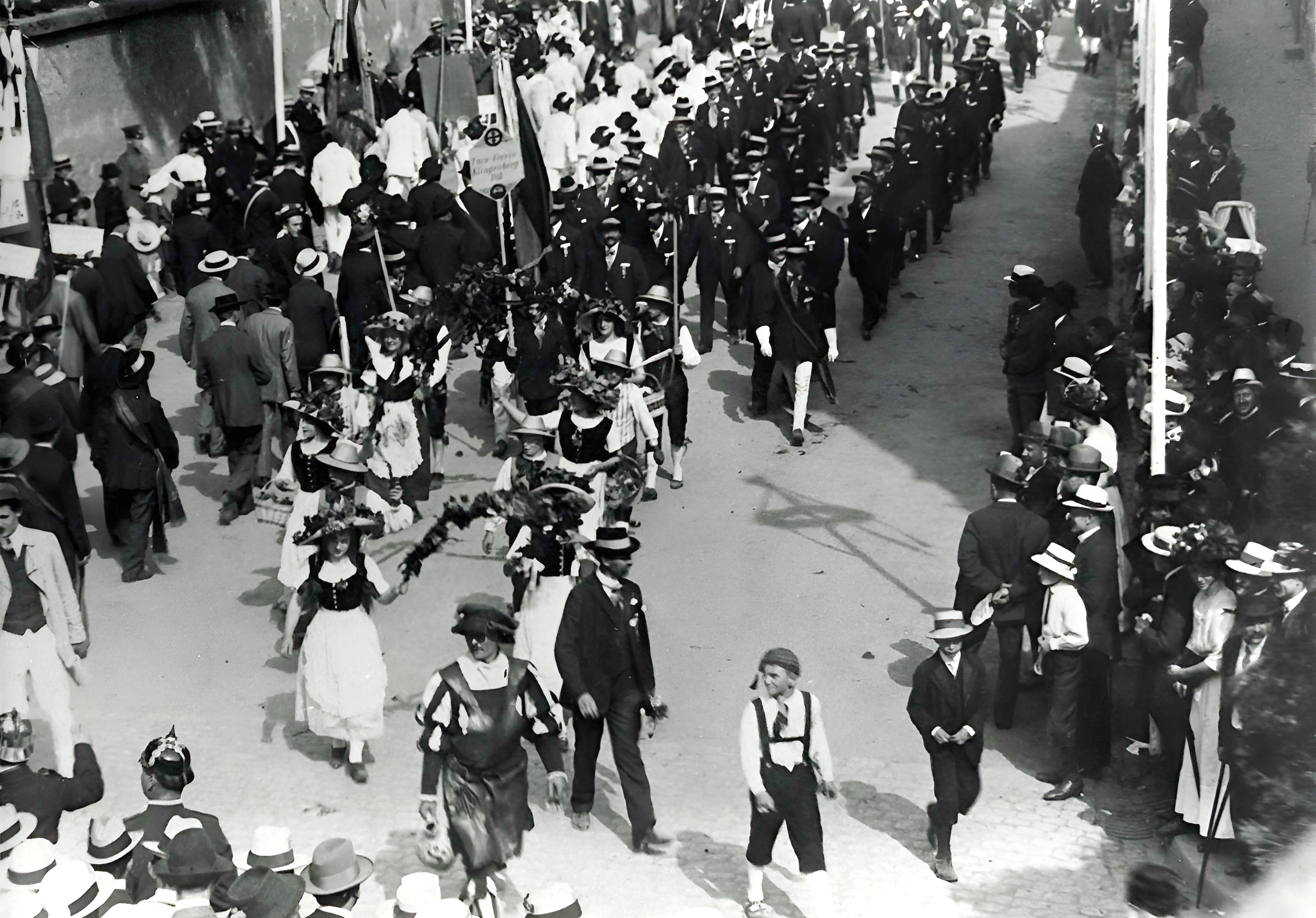 Abordnung des Turnvereins Klingenberg beim Festzug in Aschaffenburg 1927