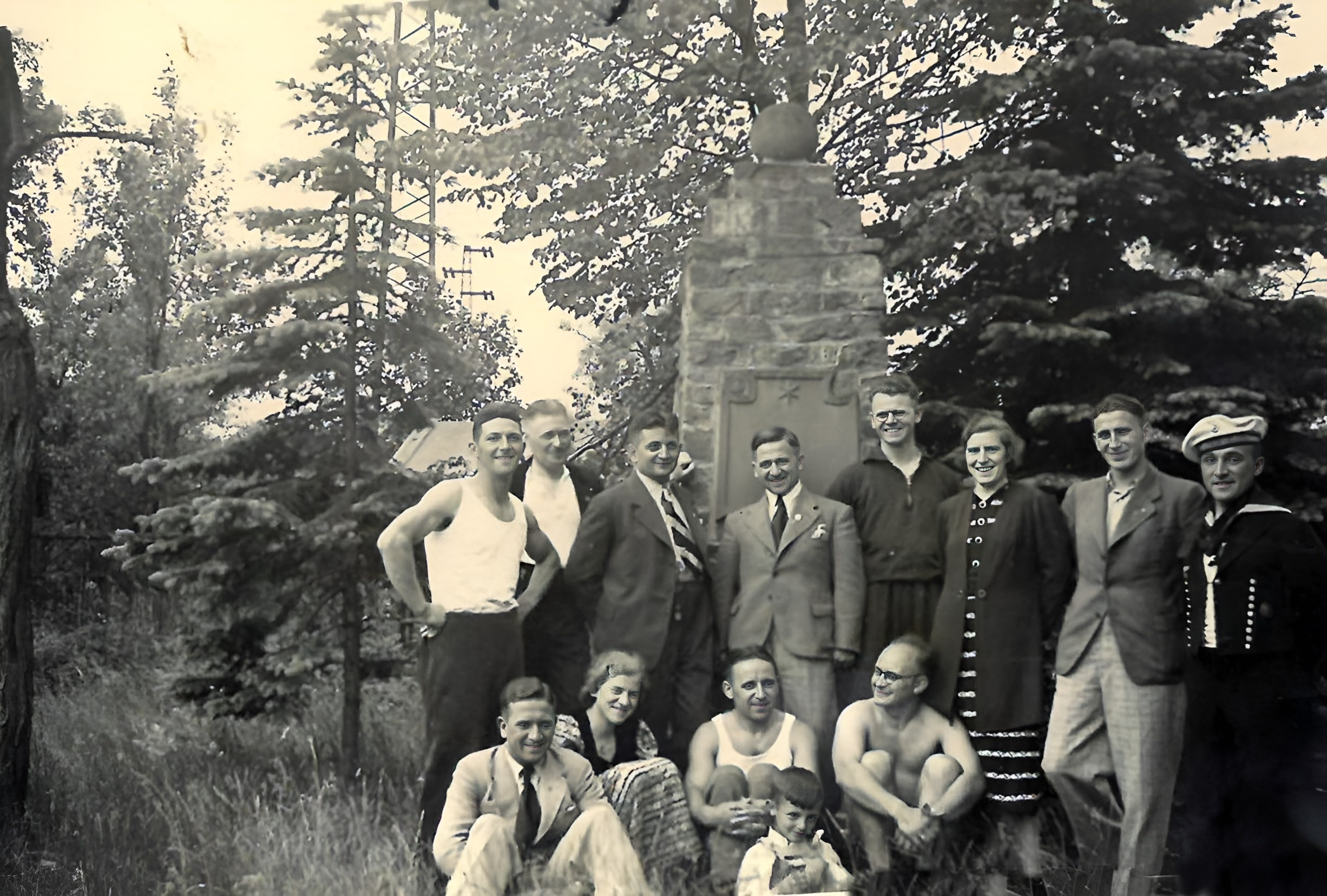 Mitglieder des Spessartbundes Klingenberg am Kriegerdenkmal des Turnvereins auf dem Jahnplatz um 1950
