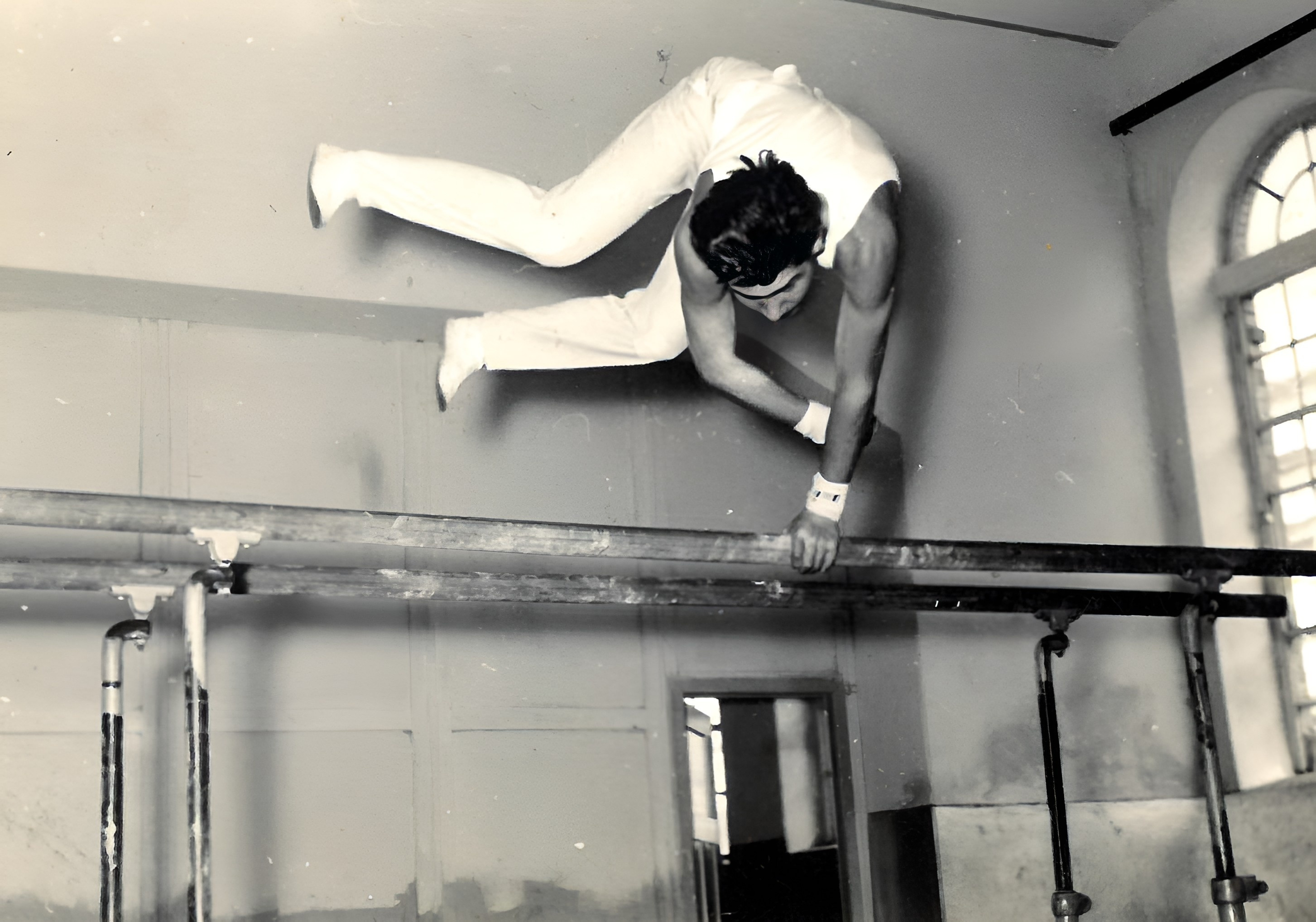 Werner Mallad am Reck in der Turnhalle ehem. E-Werk 1955