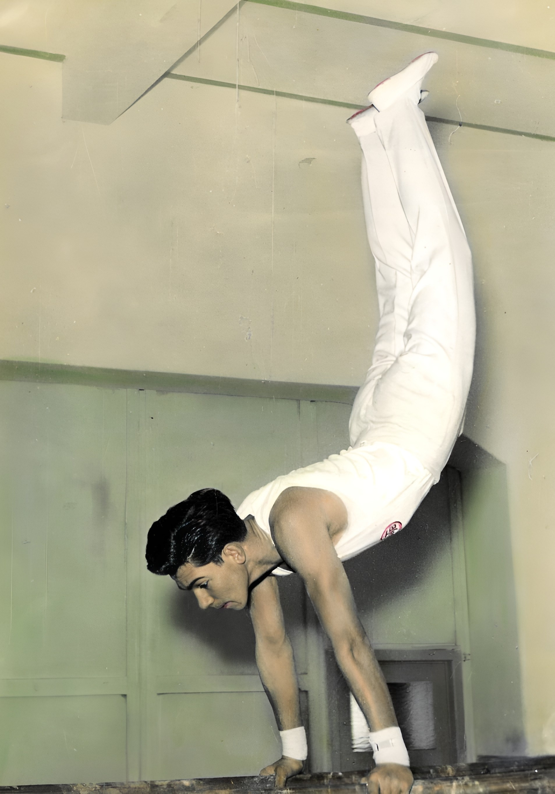 Werner Mallad am Reck in der Turnhalle ehem. E-Werk 1955