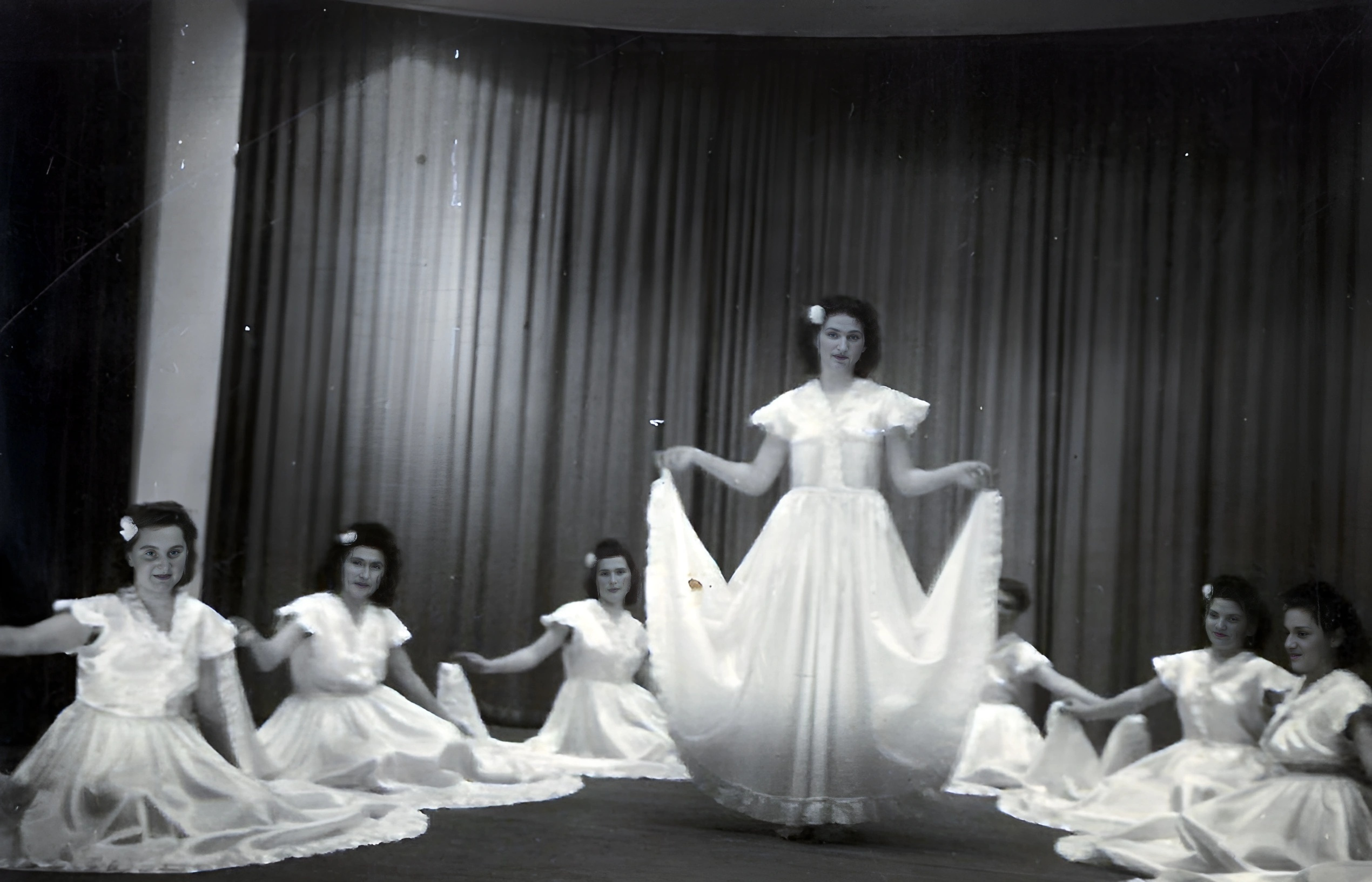 Damen in weißen Gewändern - Anlass unbekannt