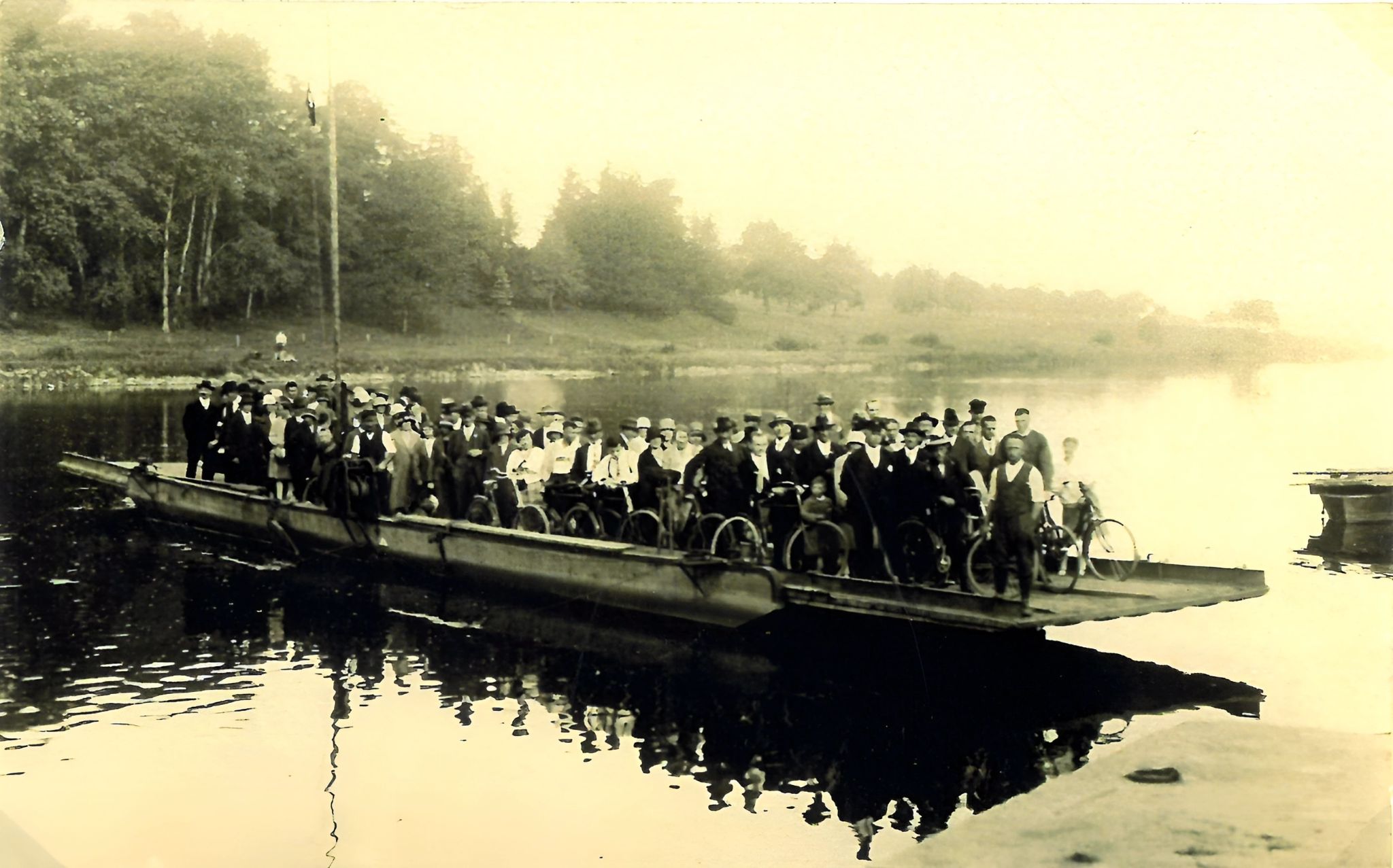 Überfahrt mit der Fähre von Röllfeld nach Laudenbach