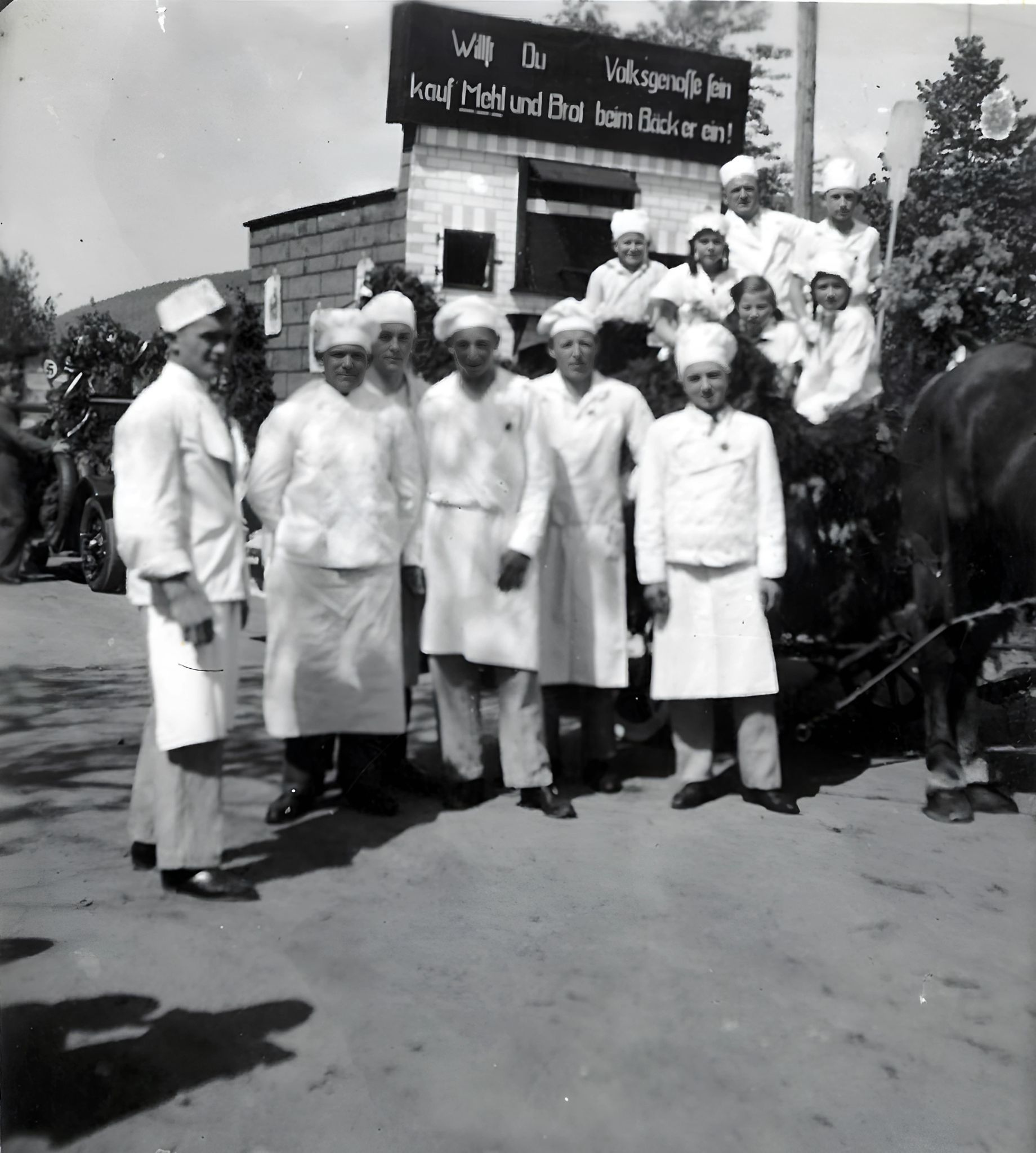 Gruppenfoto der Bäckerei Schmitt 1936