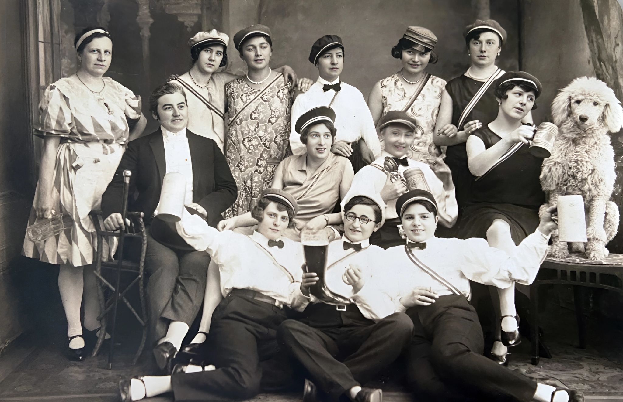 1930 110 Gruppenfoto Asta Nickles mit Krug neben Pudel