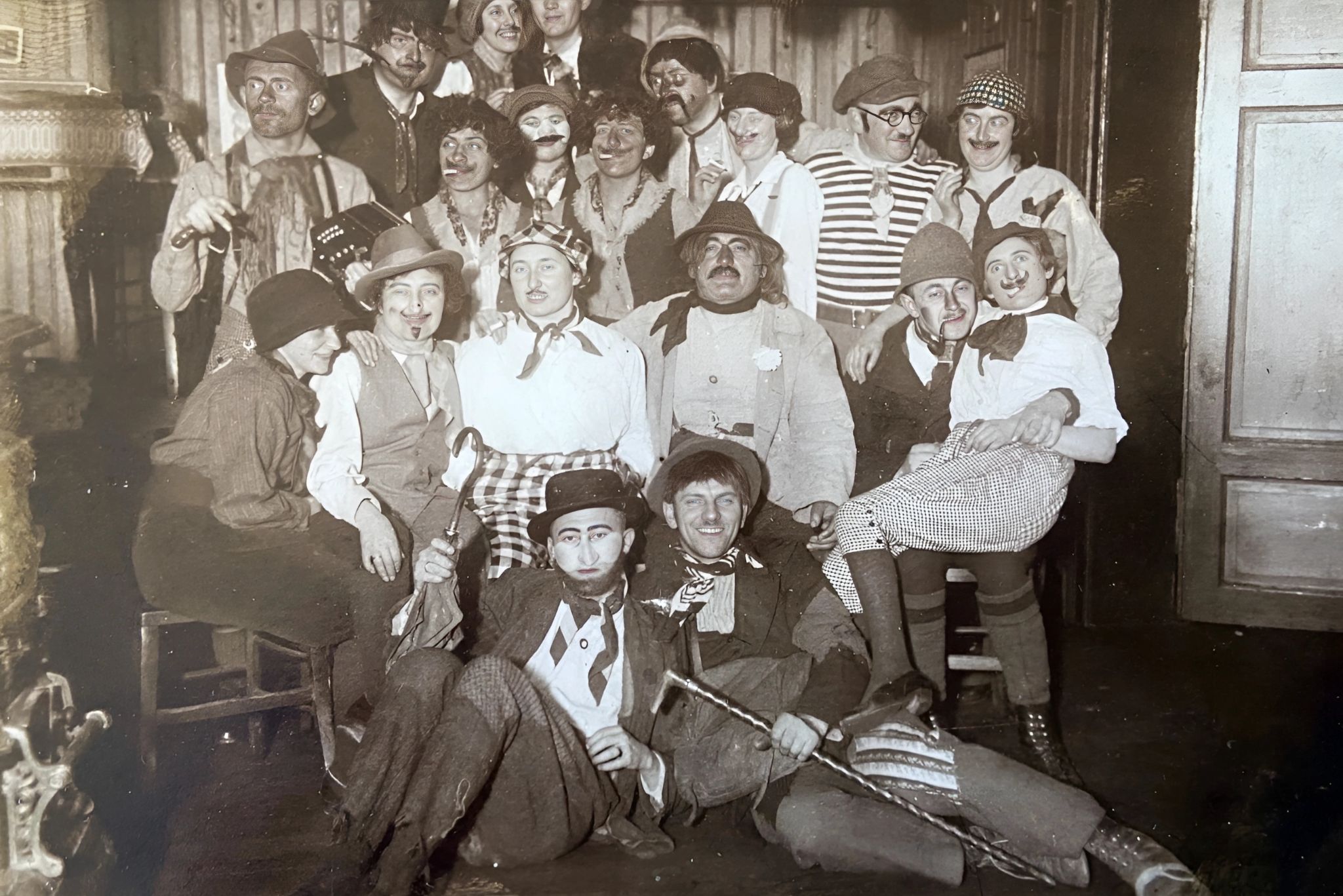 1935 100 Gruppenfoto Fasching